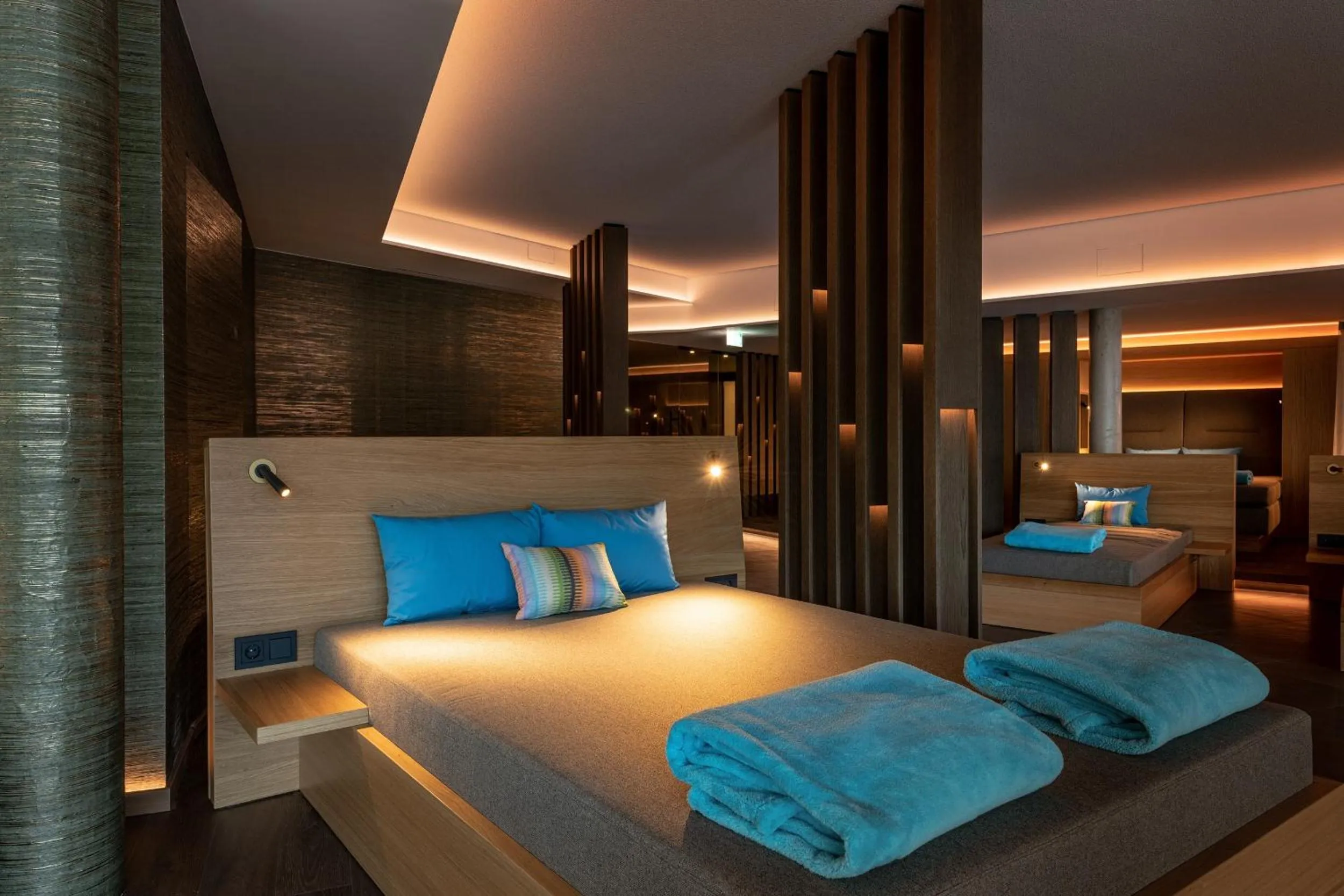 Swimming pool, Bed in Hotel Sonnengut Wellness - Therme - Spa