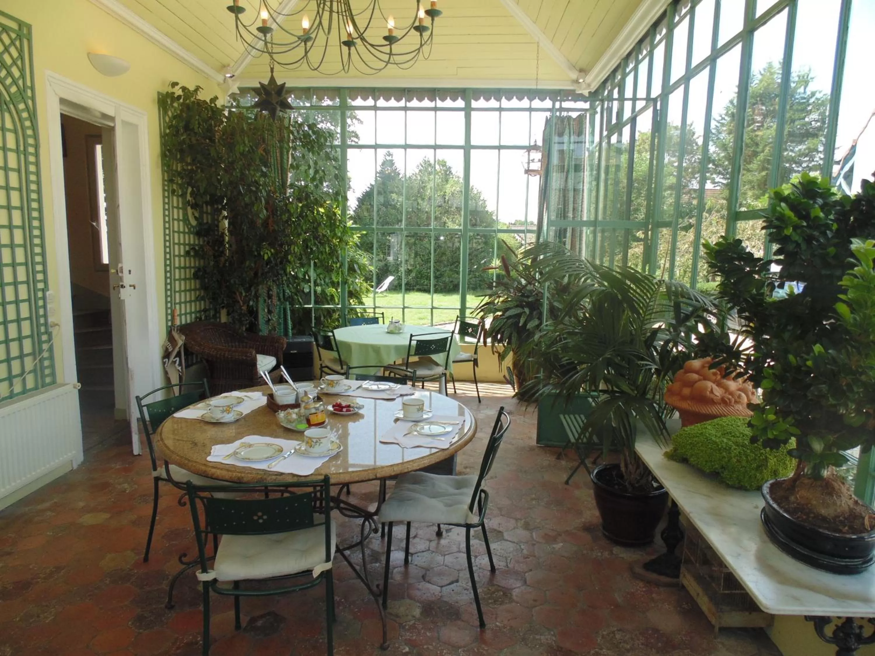 Restaurant/places to eat in Clos Saint Nicolas