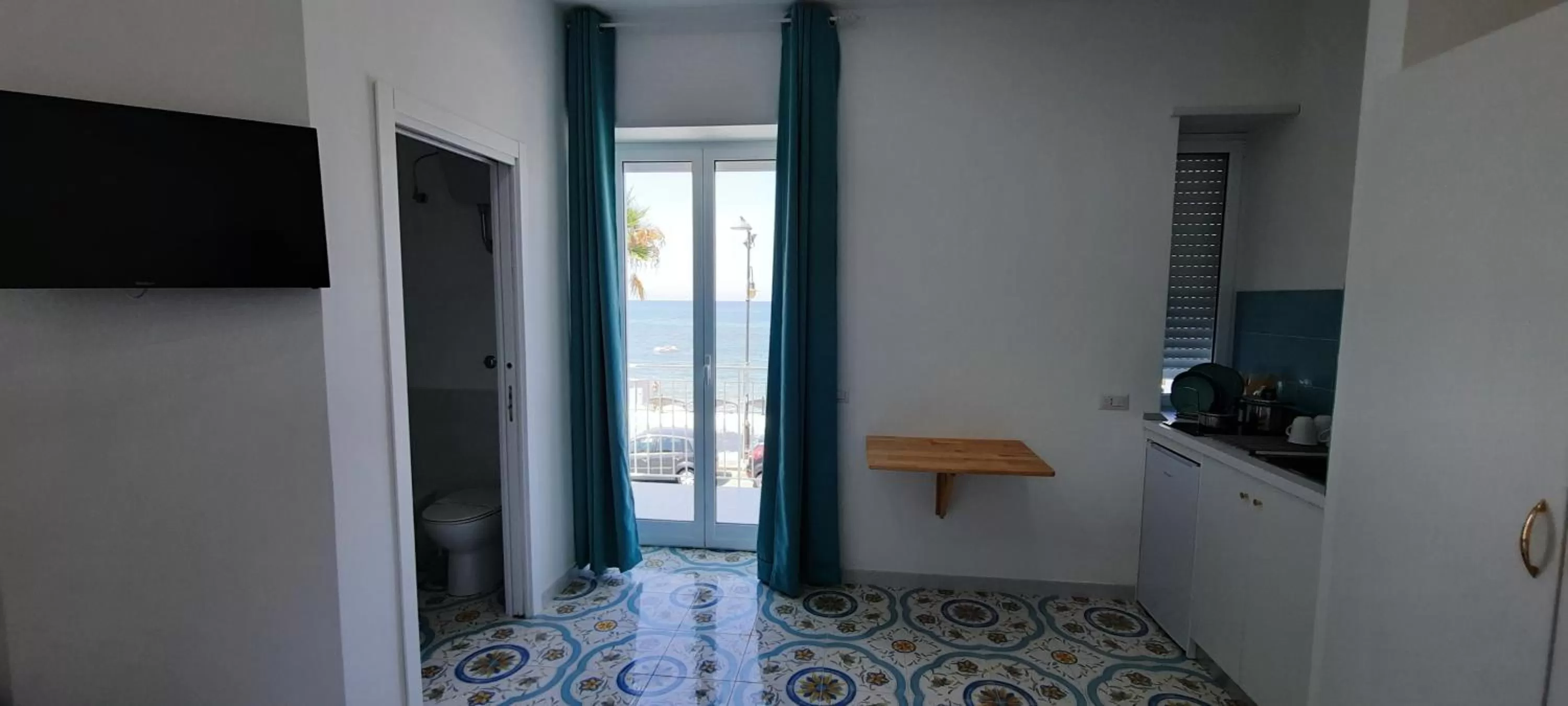 TV/Entertainment Center in B & Beach