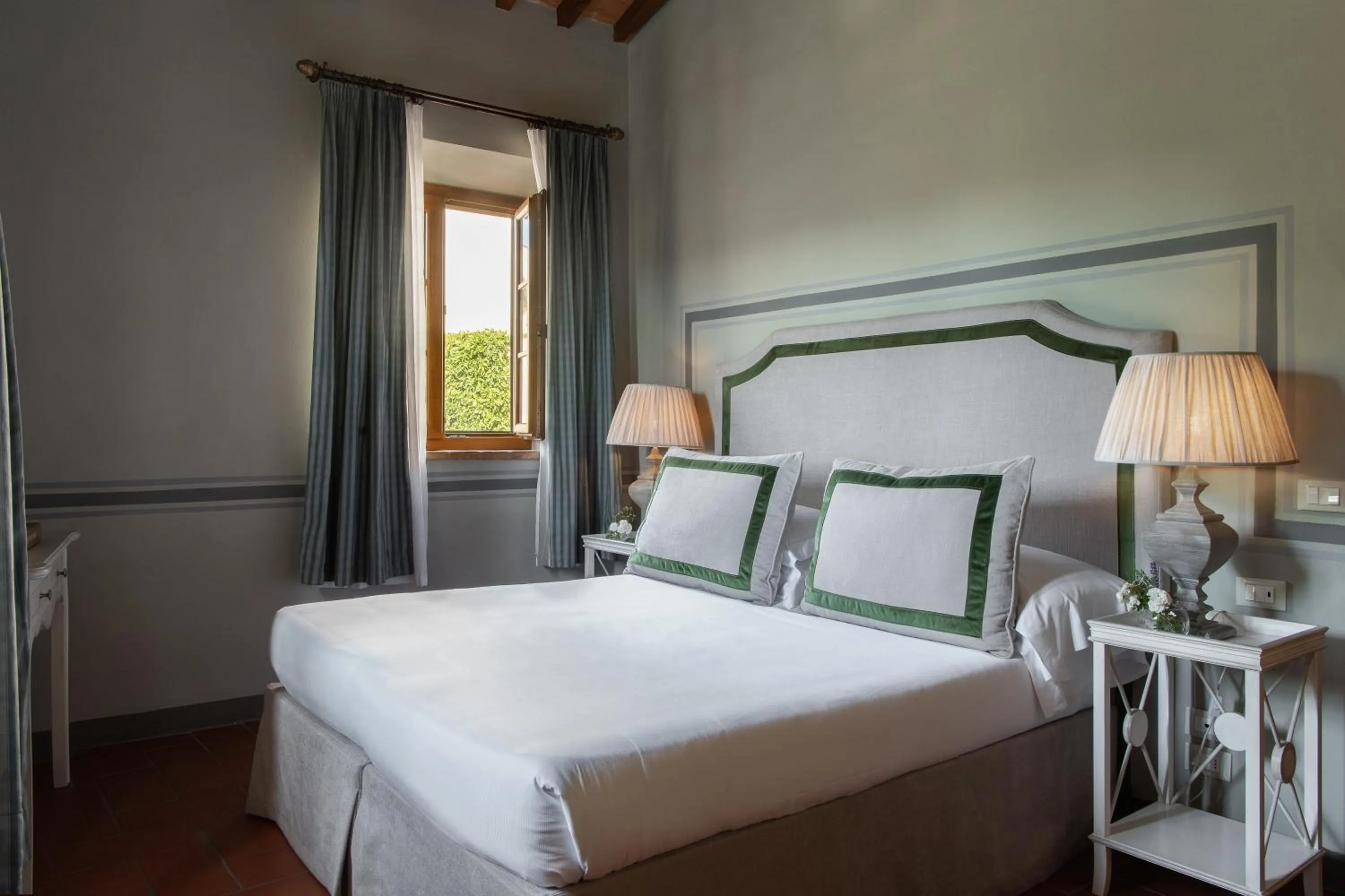 Bedroom, Bed in Relais Villa Olmo - Place of Charme