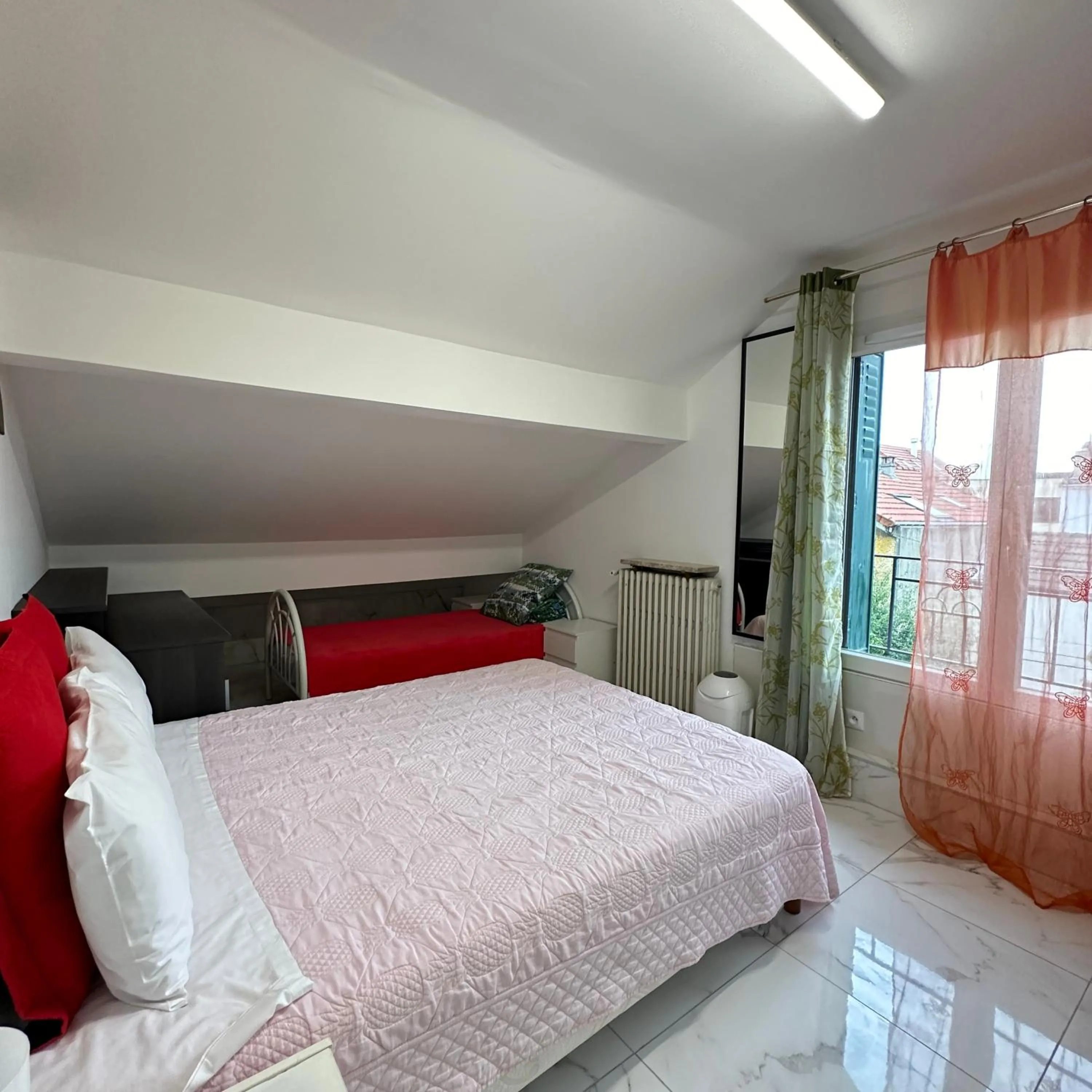 Bed in Hotel Paris Star