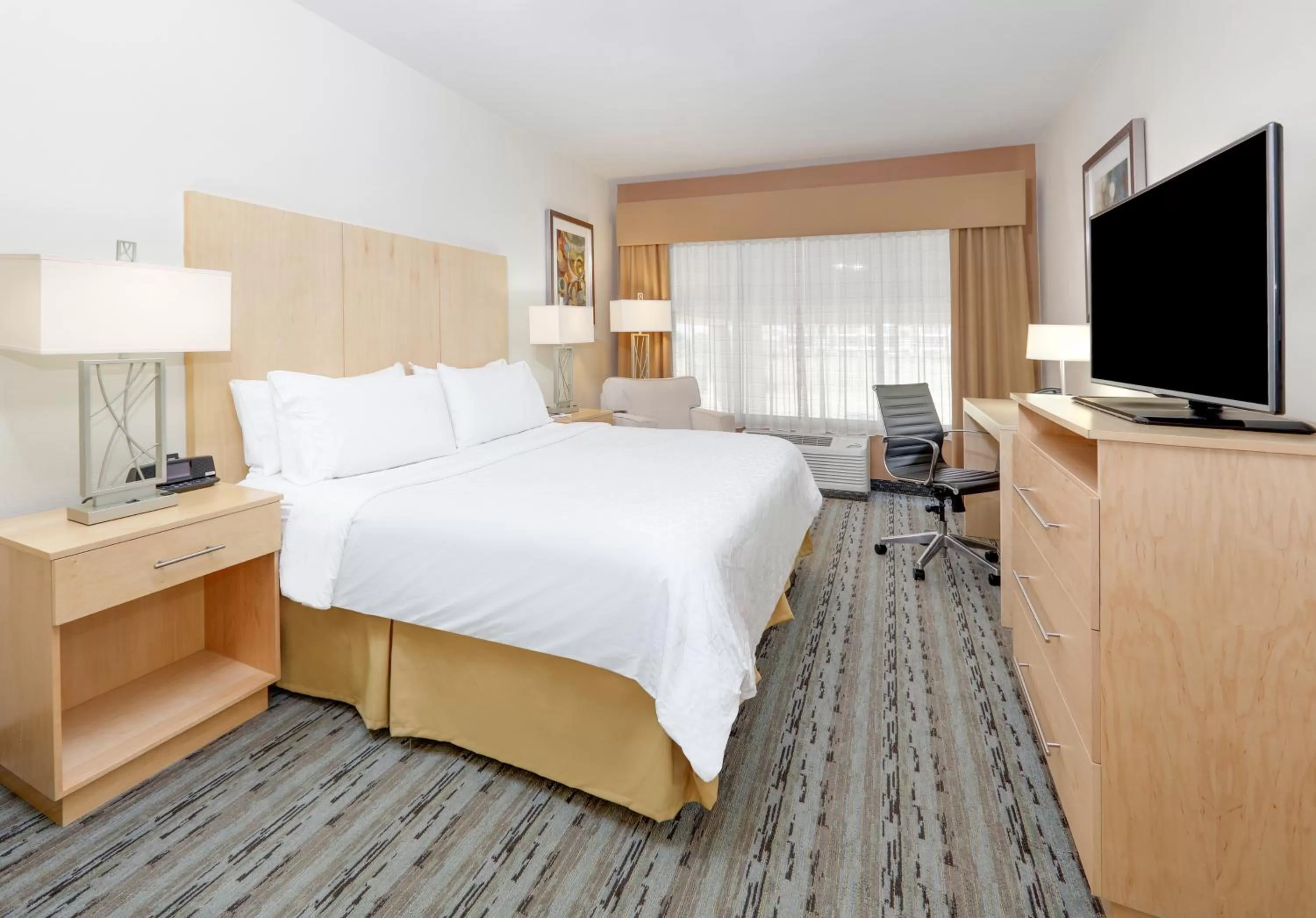 Bed in Holiday Inn Express & Suites San Antonio - Brooks City Base by IHG