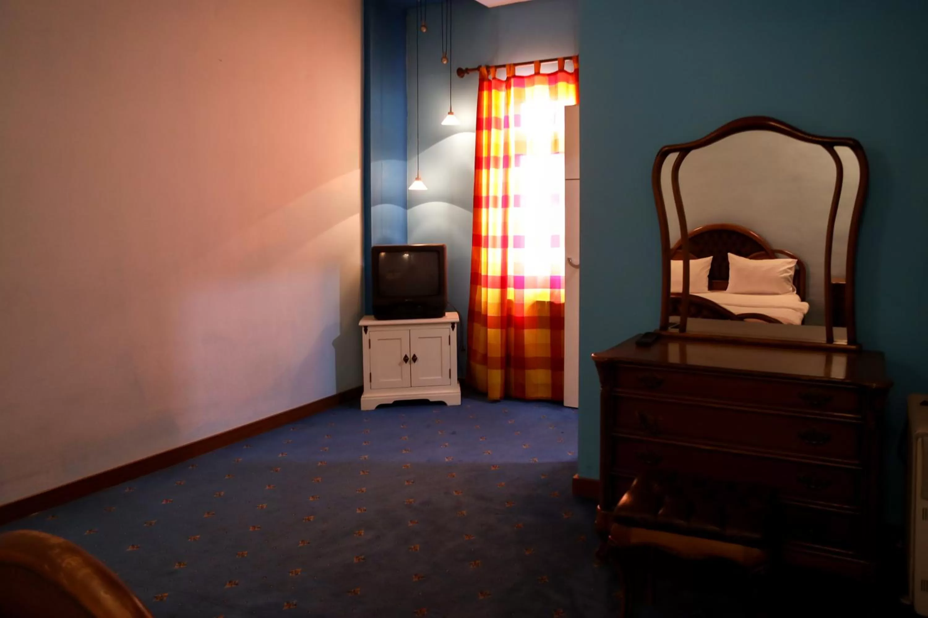 TV/Entertainment Center in NO PROBLEM