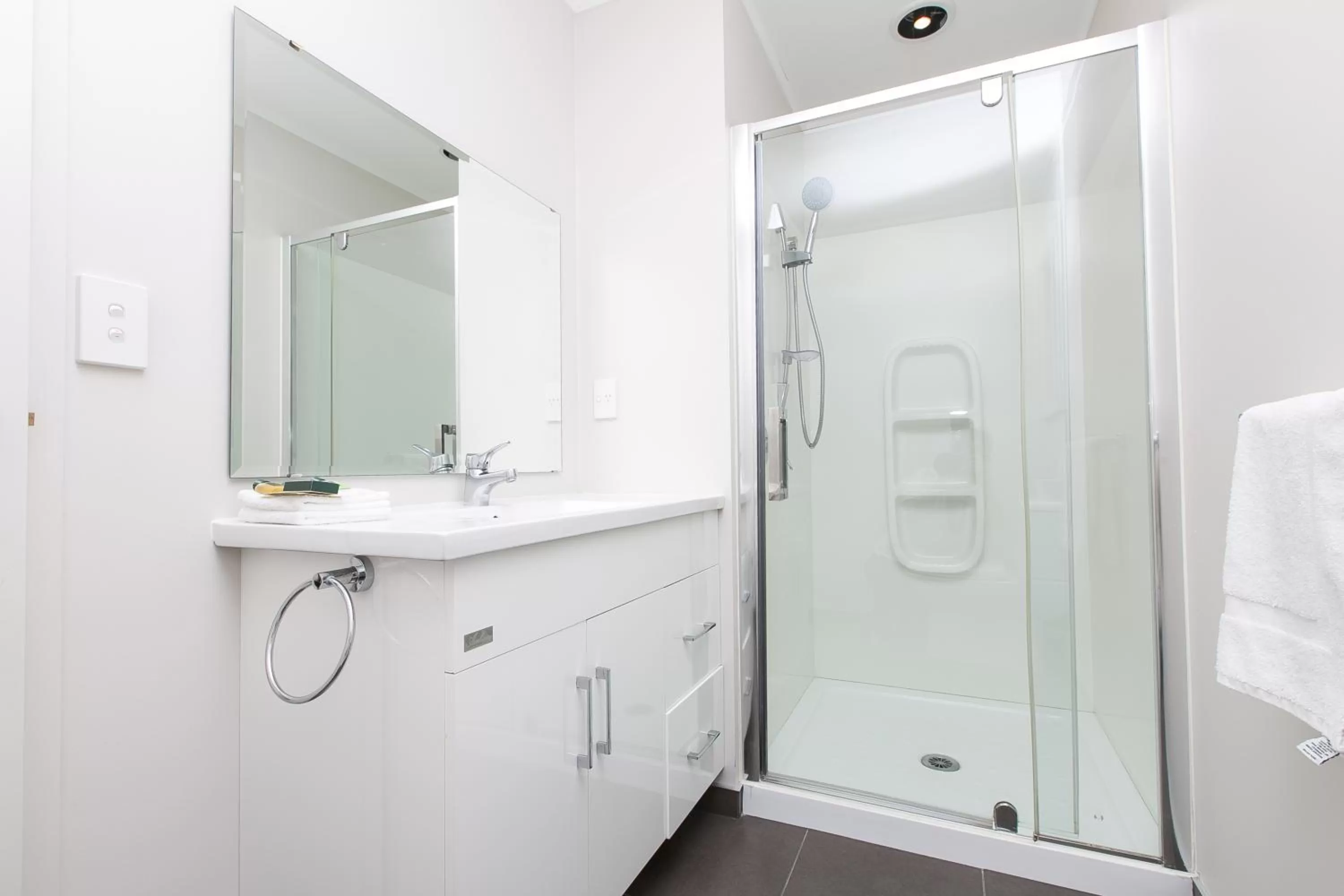 Bathroom in Parkview Motor Inn