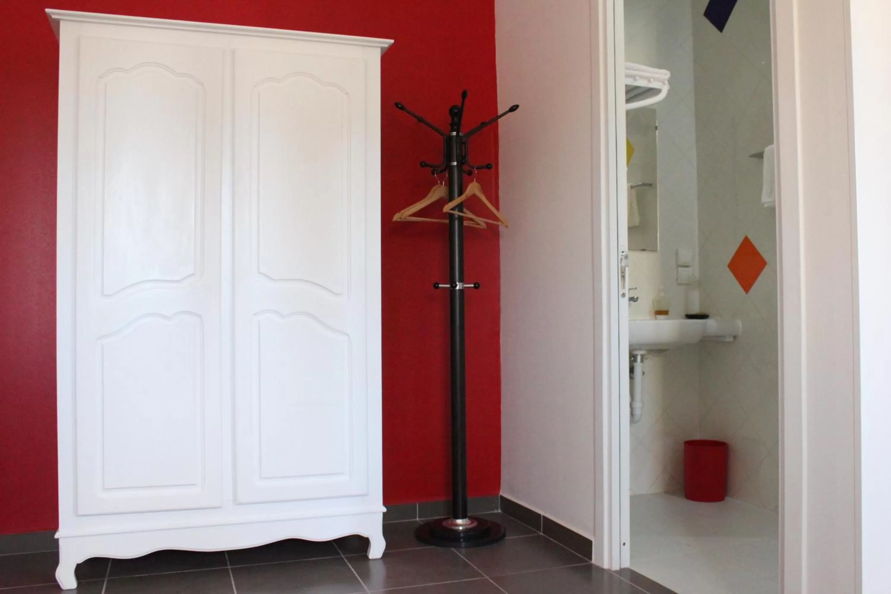 Bathroom, TV/Entertainment Center in Auberge Tinit