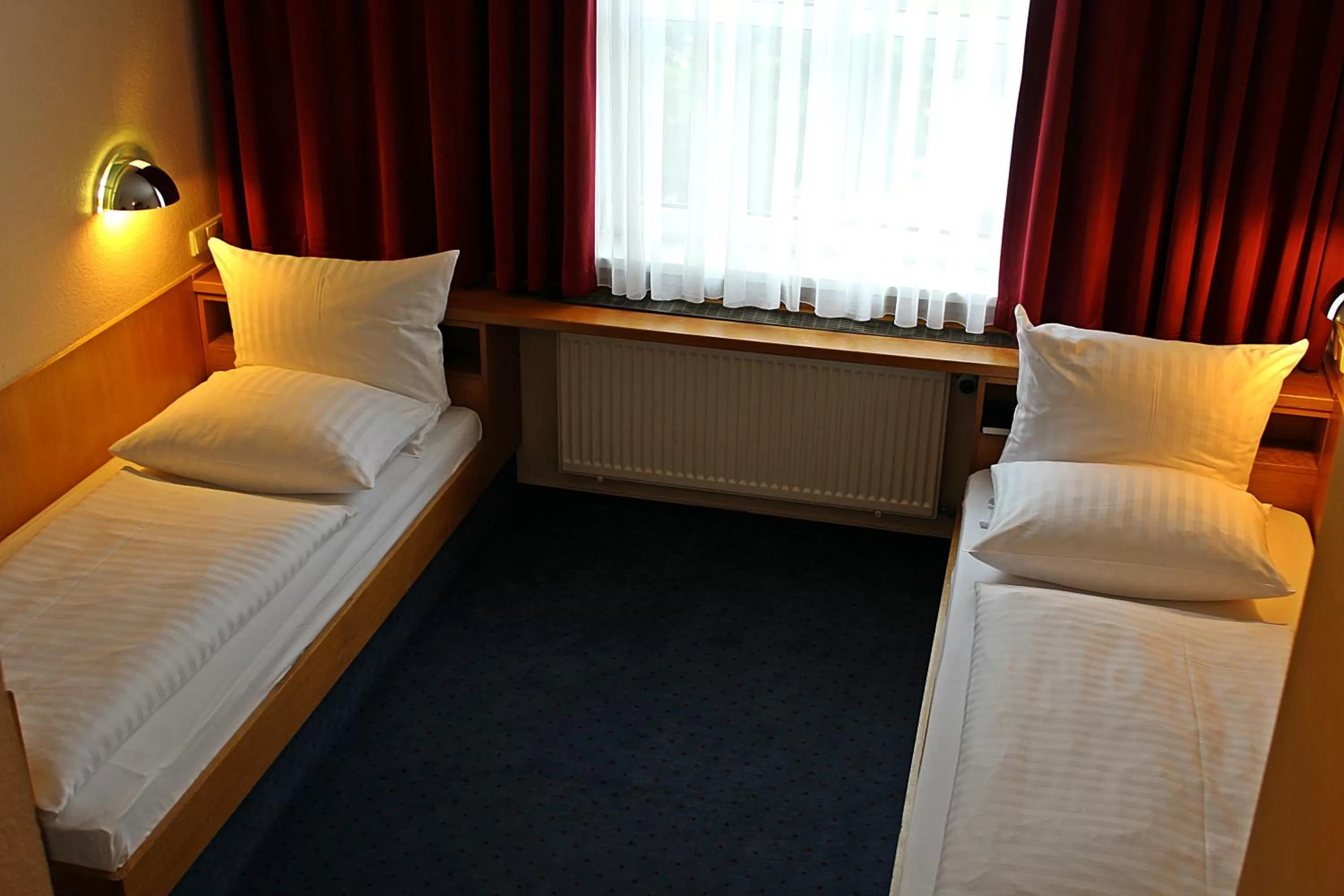 Photo of the whole room, Room Photo in PLAZA INN Berlin Charlottenburg