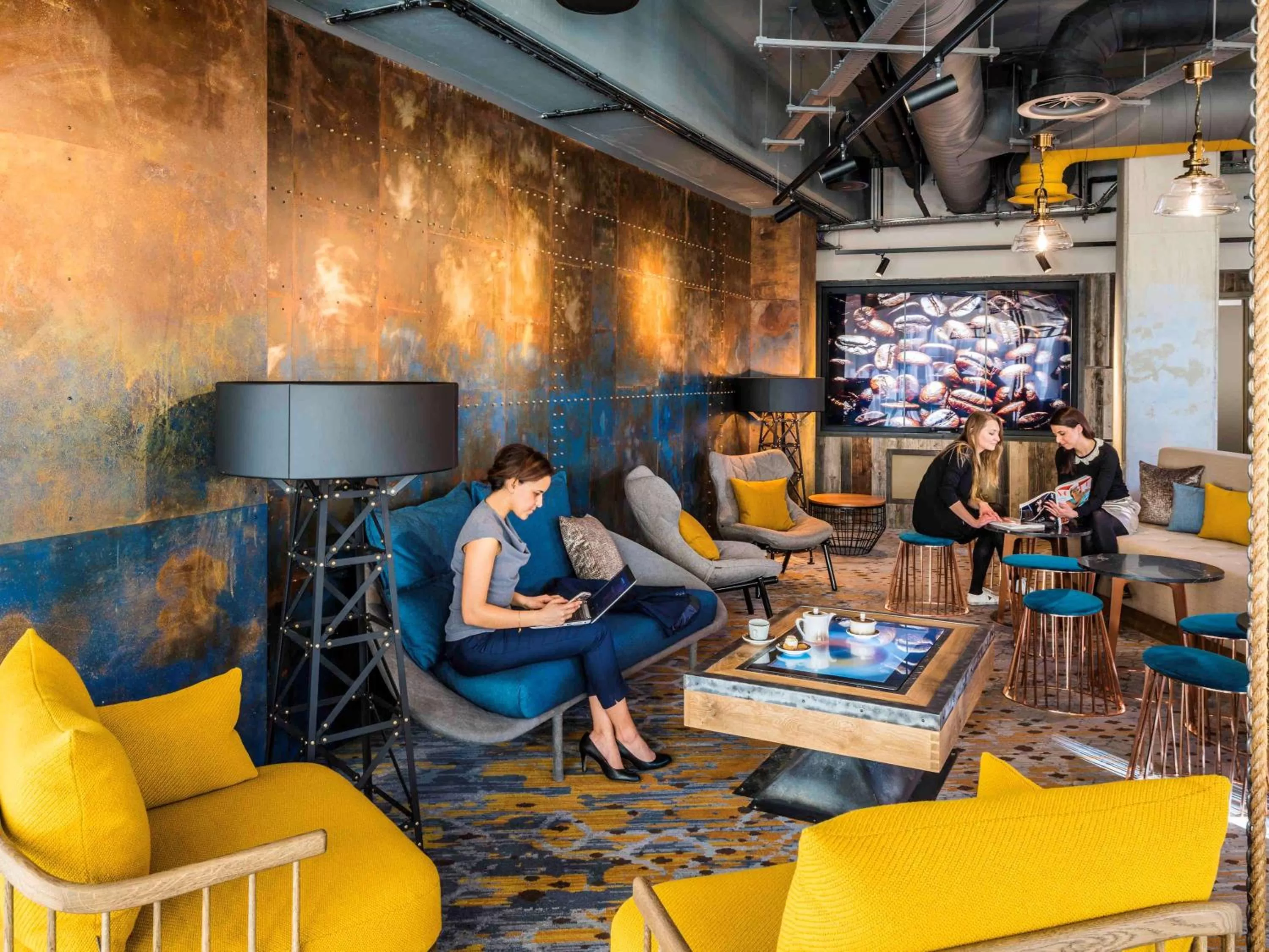 Lounge or bar in Novotel London Canary Wharf