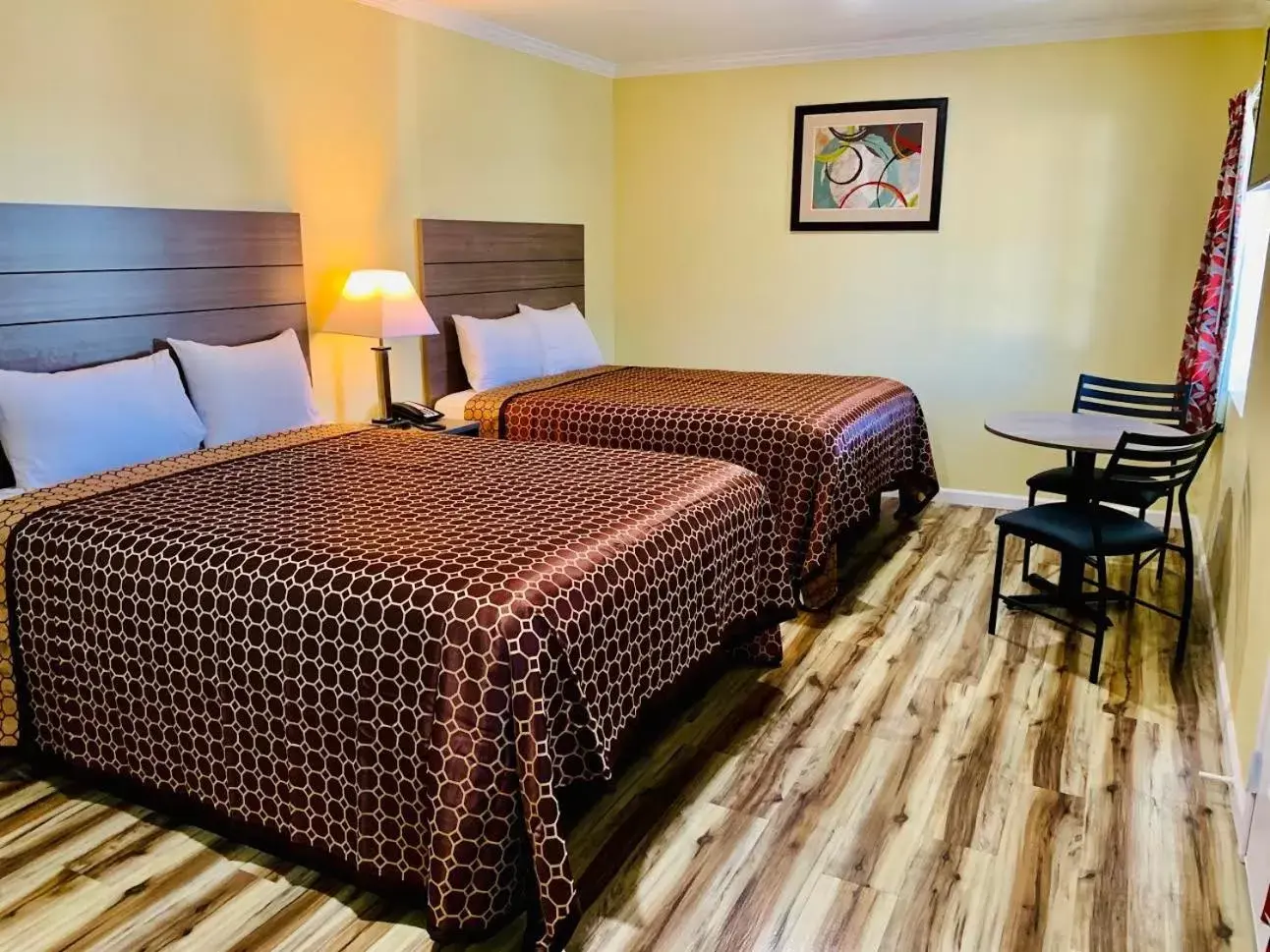 Queen Room with Two Queen Beds in Central Coast Inn Cayucos Queen Room with Two Queen Beds in Central Coast Inn Cayucos