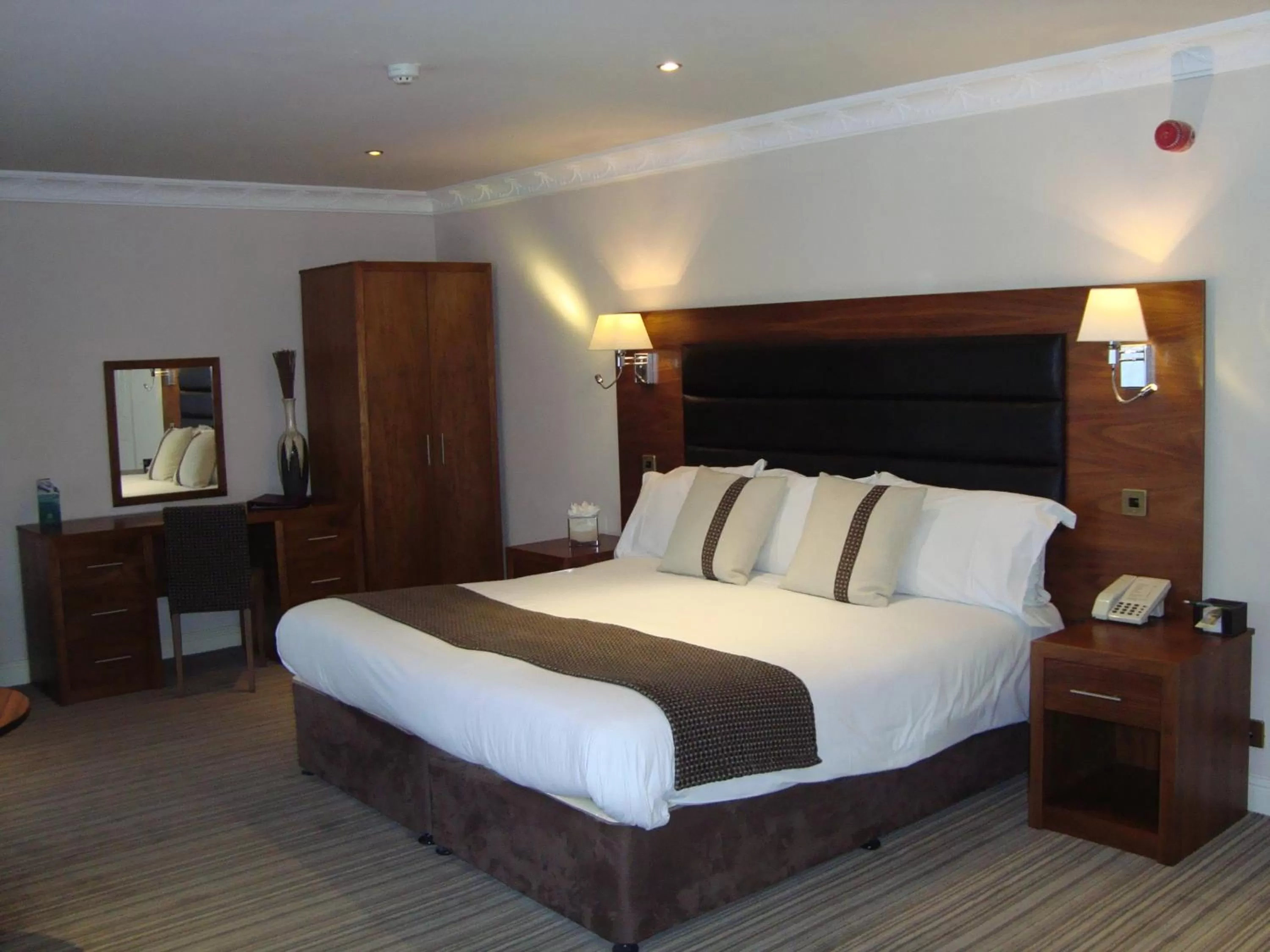 Bedroom, Bed in Waterton Park Hotel