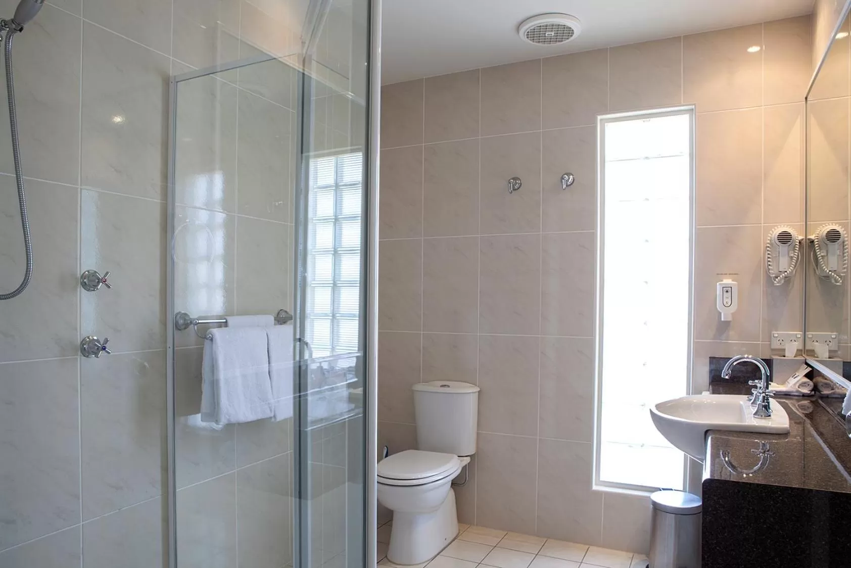 Bathroom in Mandarin Motel