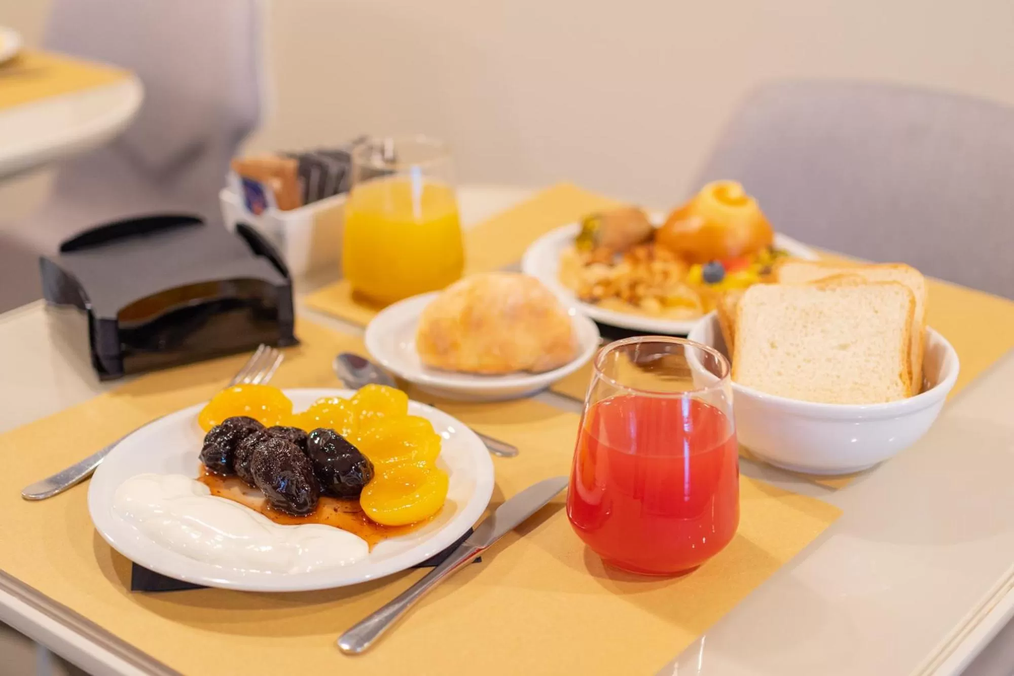 Restaurant/places to eat in El Homs Palace Hotel