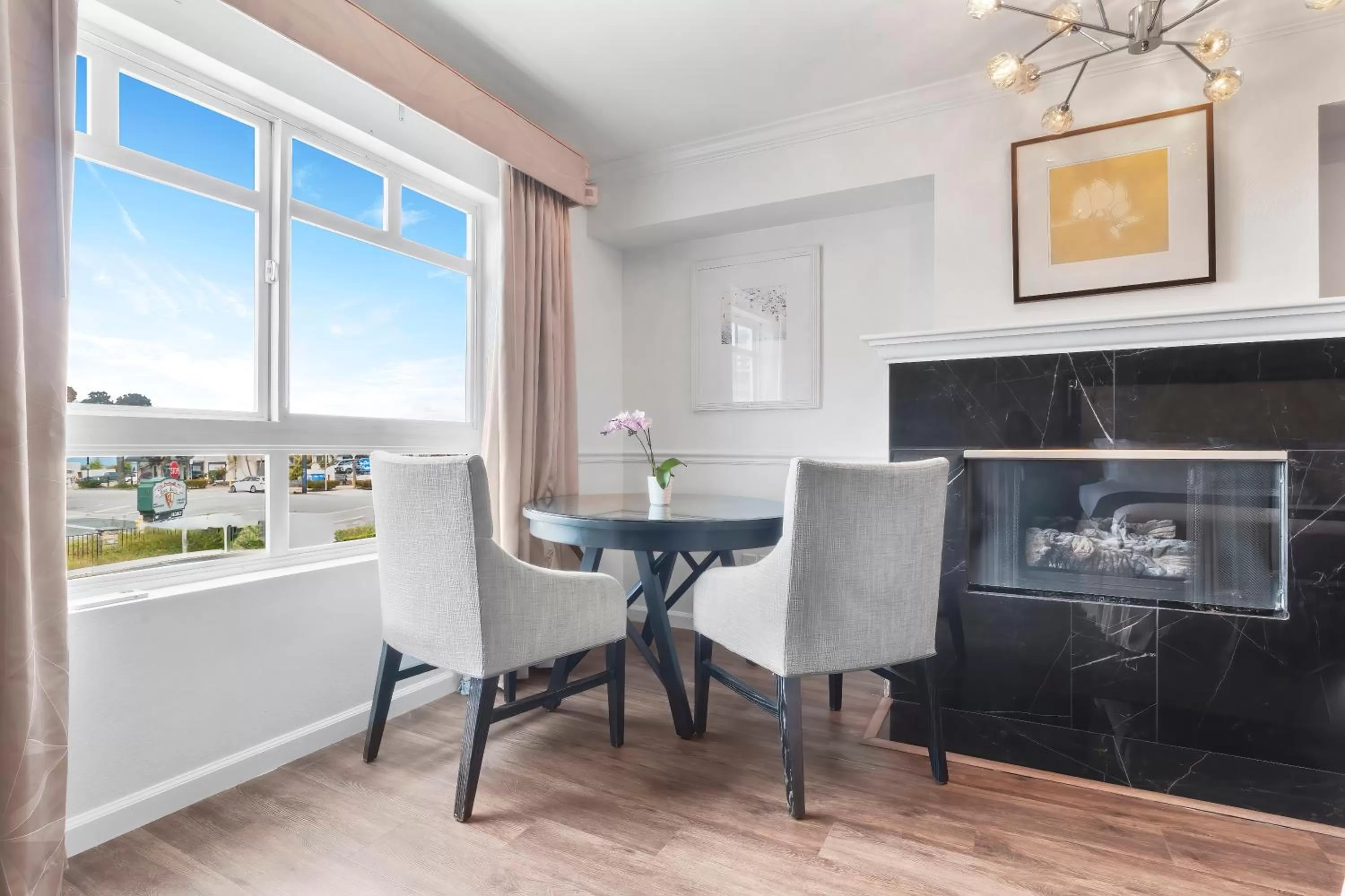 Seating area in Ascot Suites Morro Bay