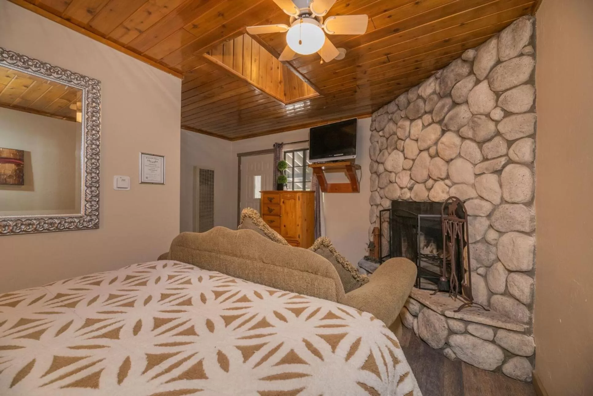 Photo of the whole room, Bed in Black Forest Lodge