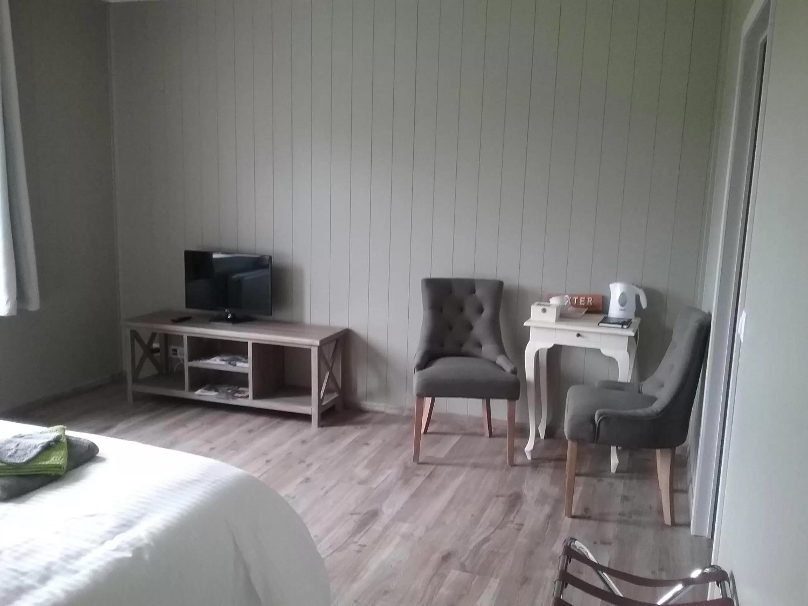 TV/Entertainment Center in B&B De Dulle Koe