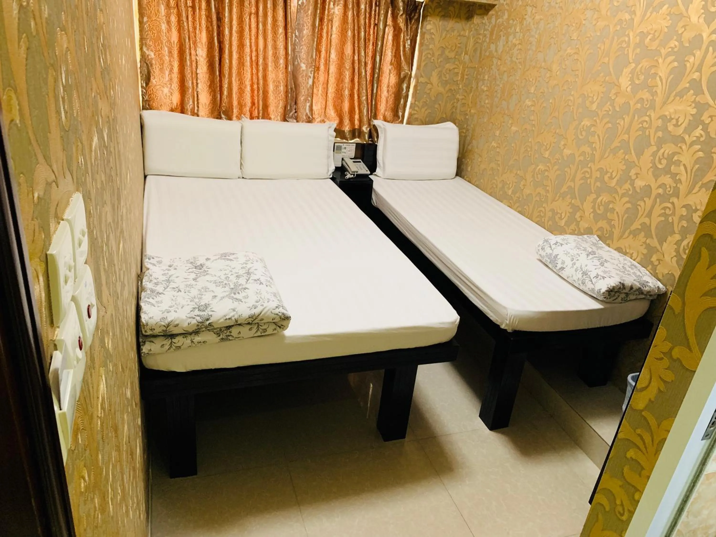 Photo of the whole room, Bed in Modern