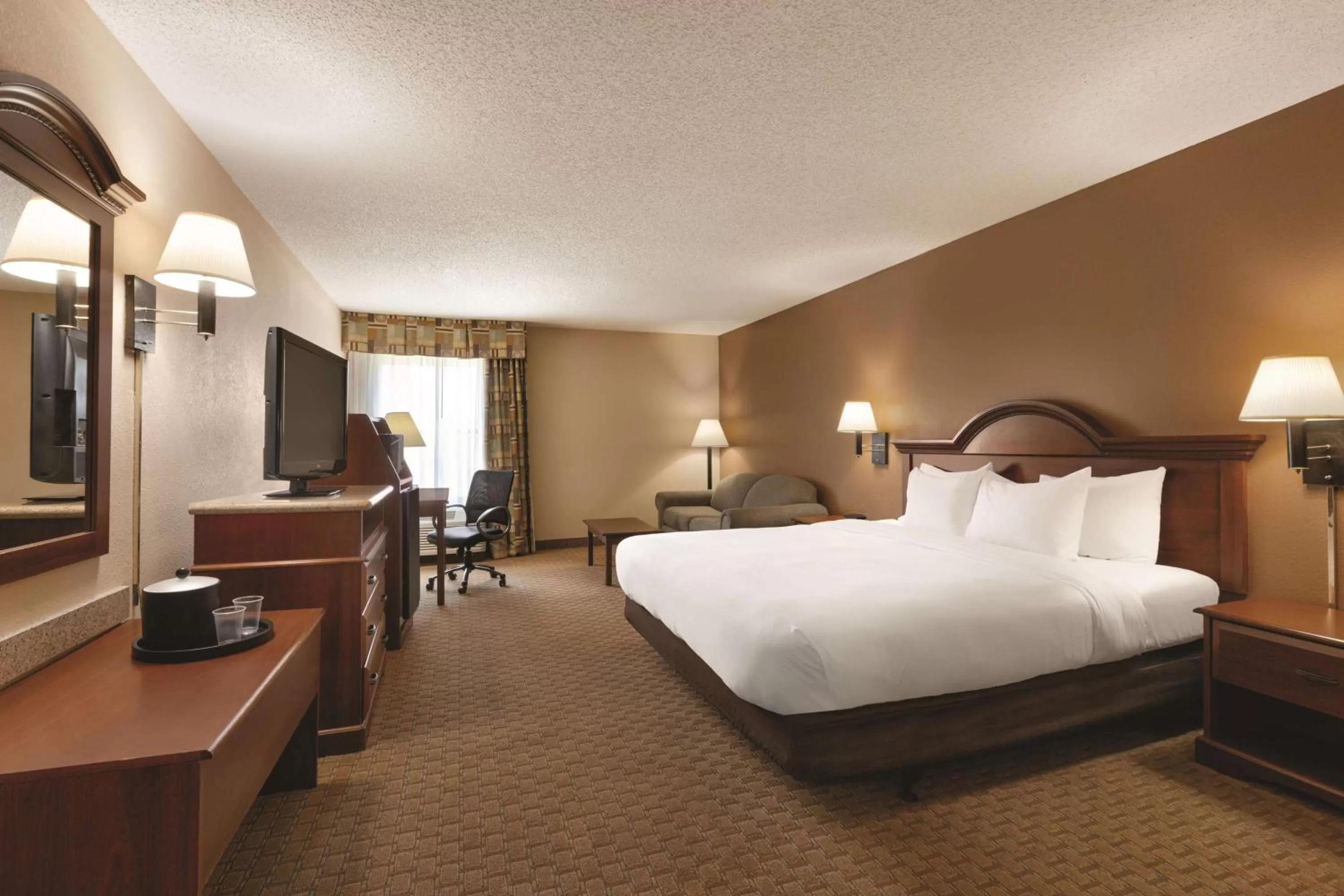 King Room with Roll-in Shower in Country Inn & Suites by Radisson, Portland, TX