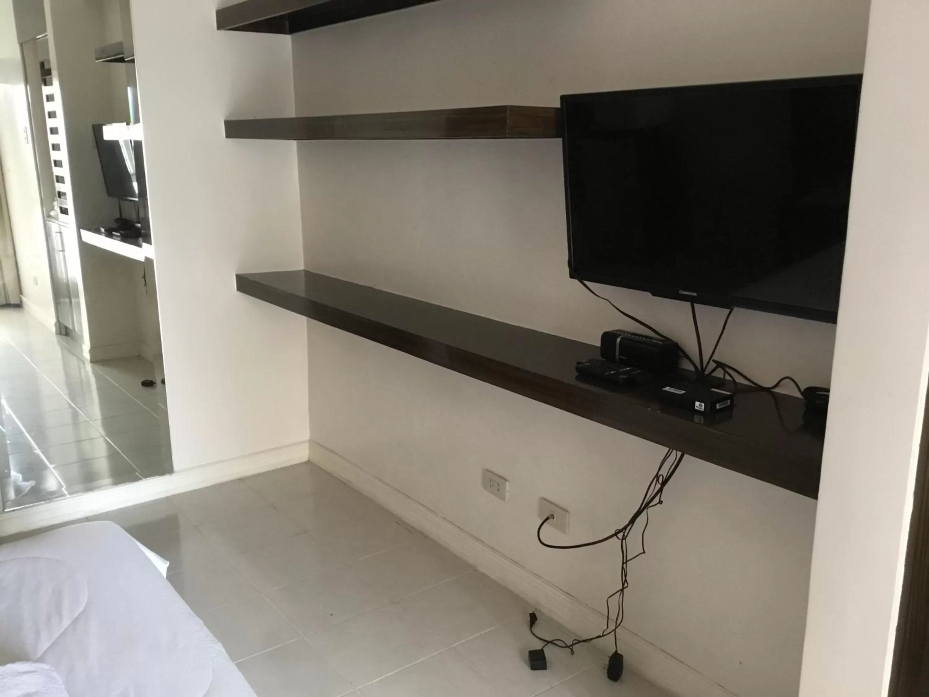 Bed in Condo with Free Swimming Pool & Viewing Deck