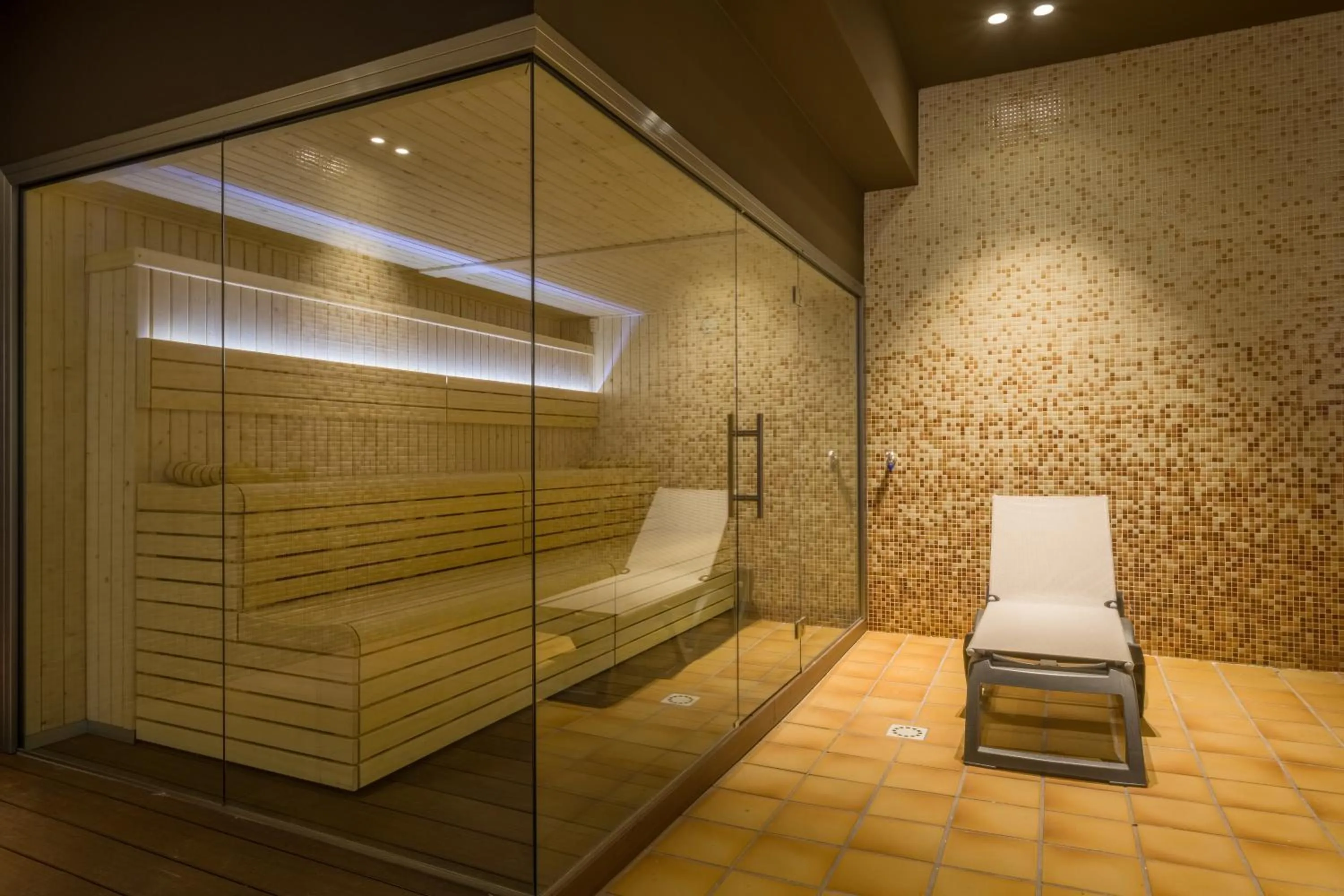 Steam room in Hotel California Palace