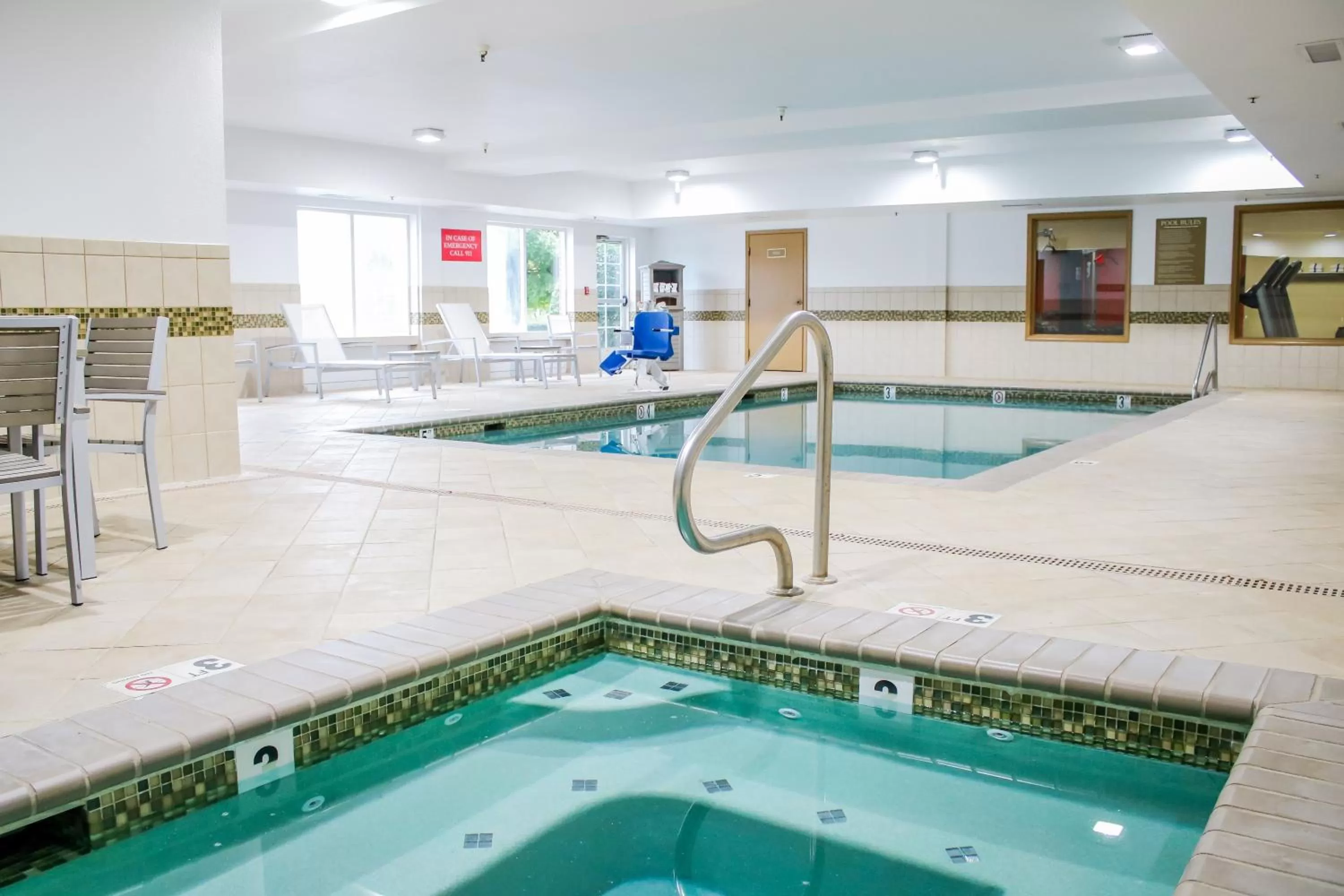 Swimming pool in Country Inn & Suites by Radisson, Richmond West at I-64, VA