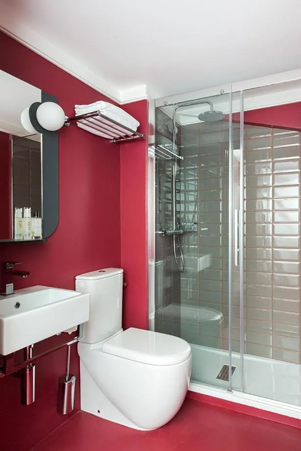 Shower in Hôtel les Cigales