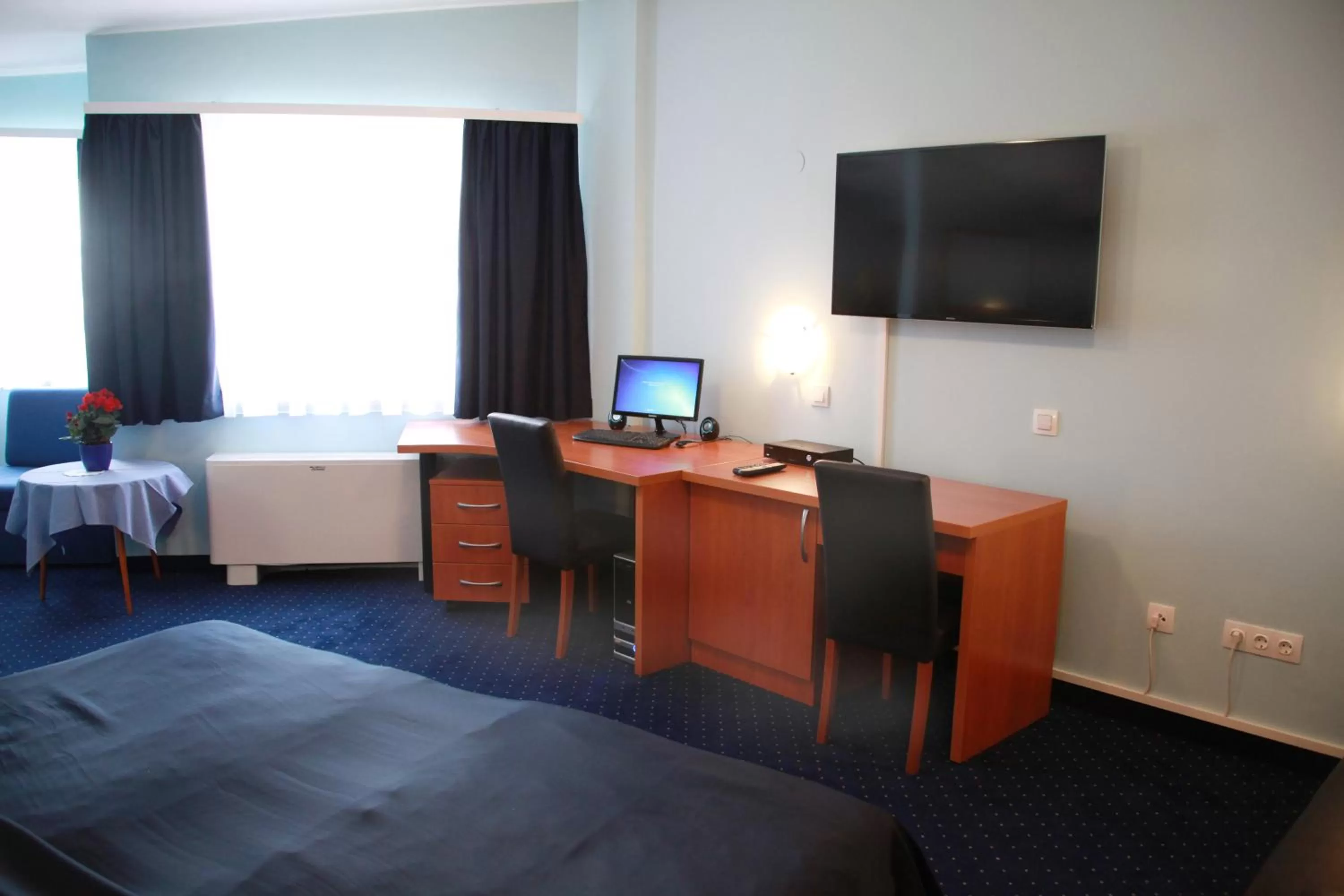 Bed, TV/Entertainment Center in Hotel Europa