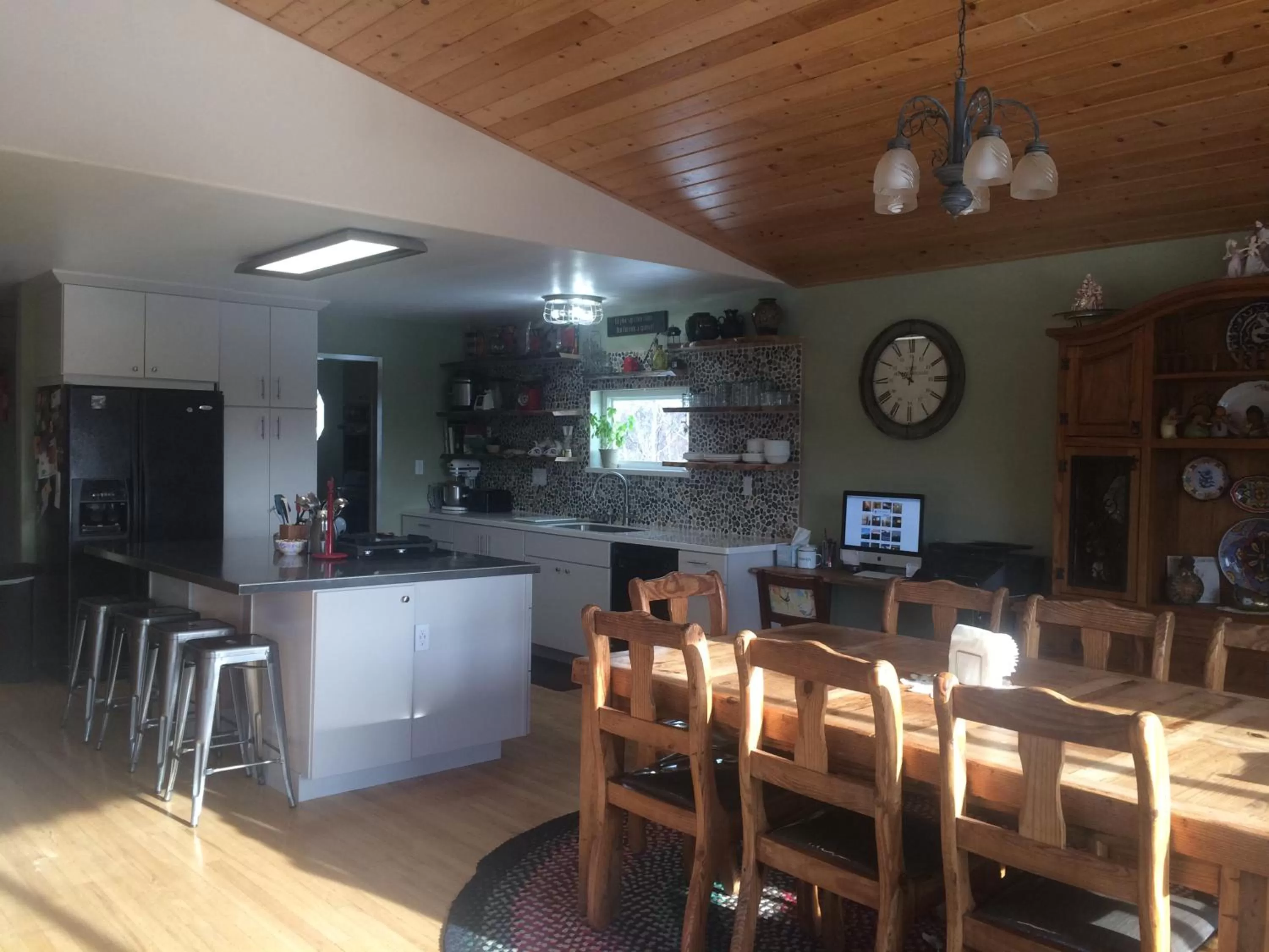 Communal kitchen in Fishhook Sunrise B&B