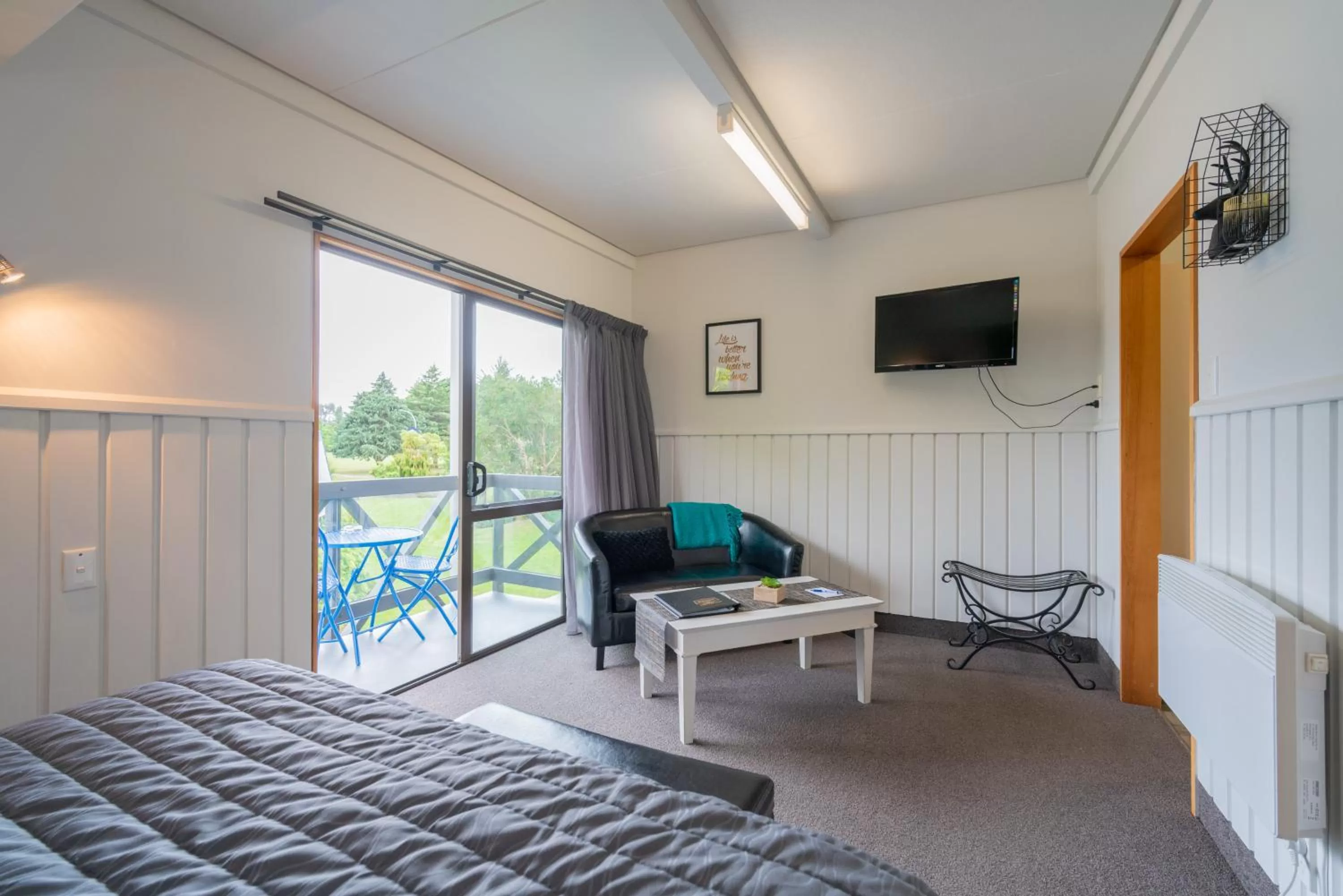 Communal lounge/ TV room, Bed in ASURE Explorer Motel & Apartments