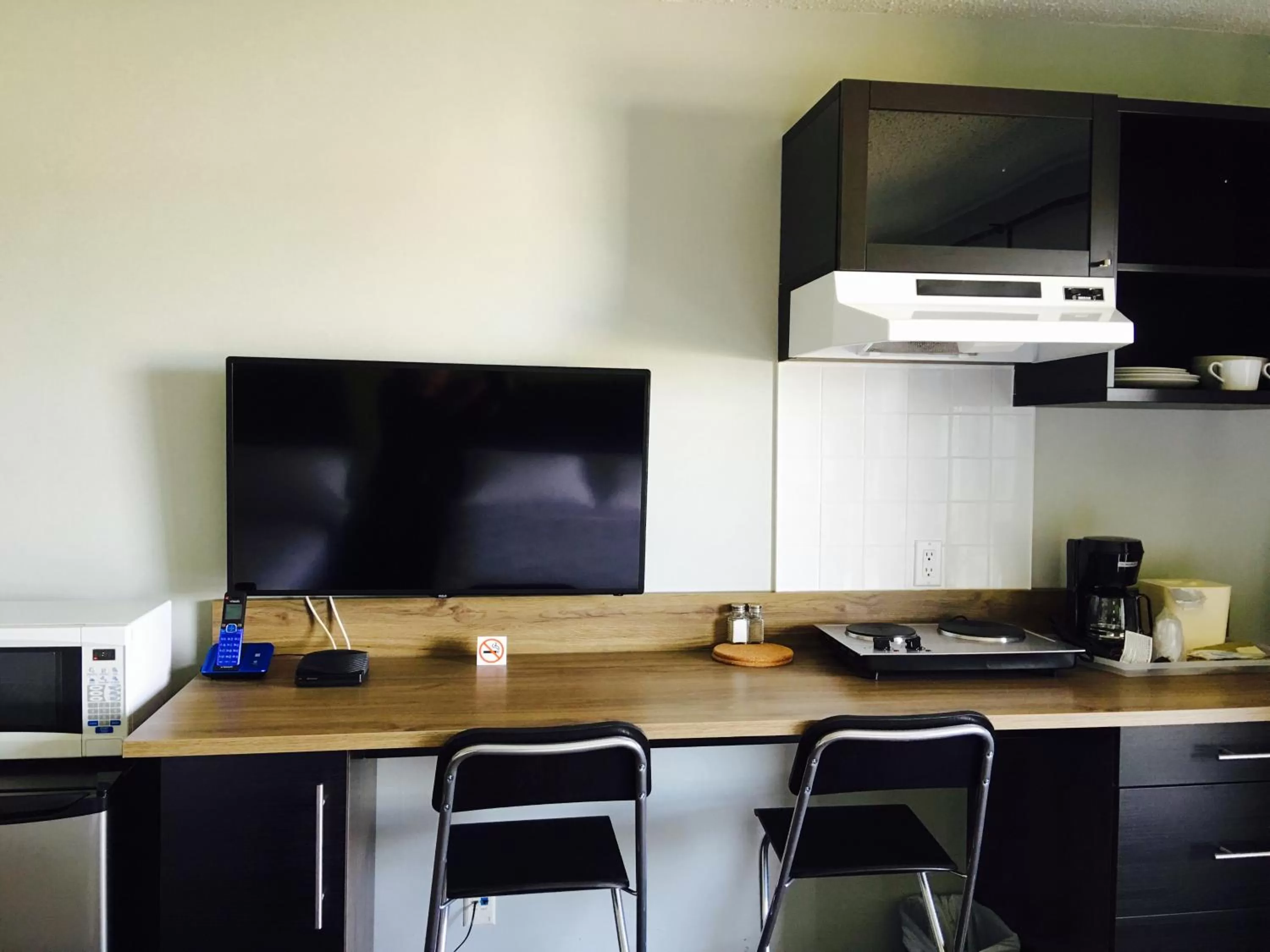 Kitchen or kitchenette in Home Away Inn