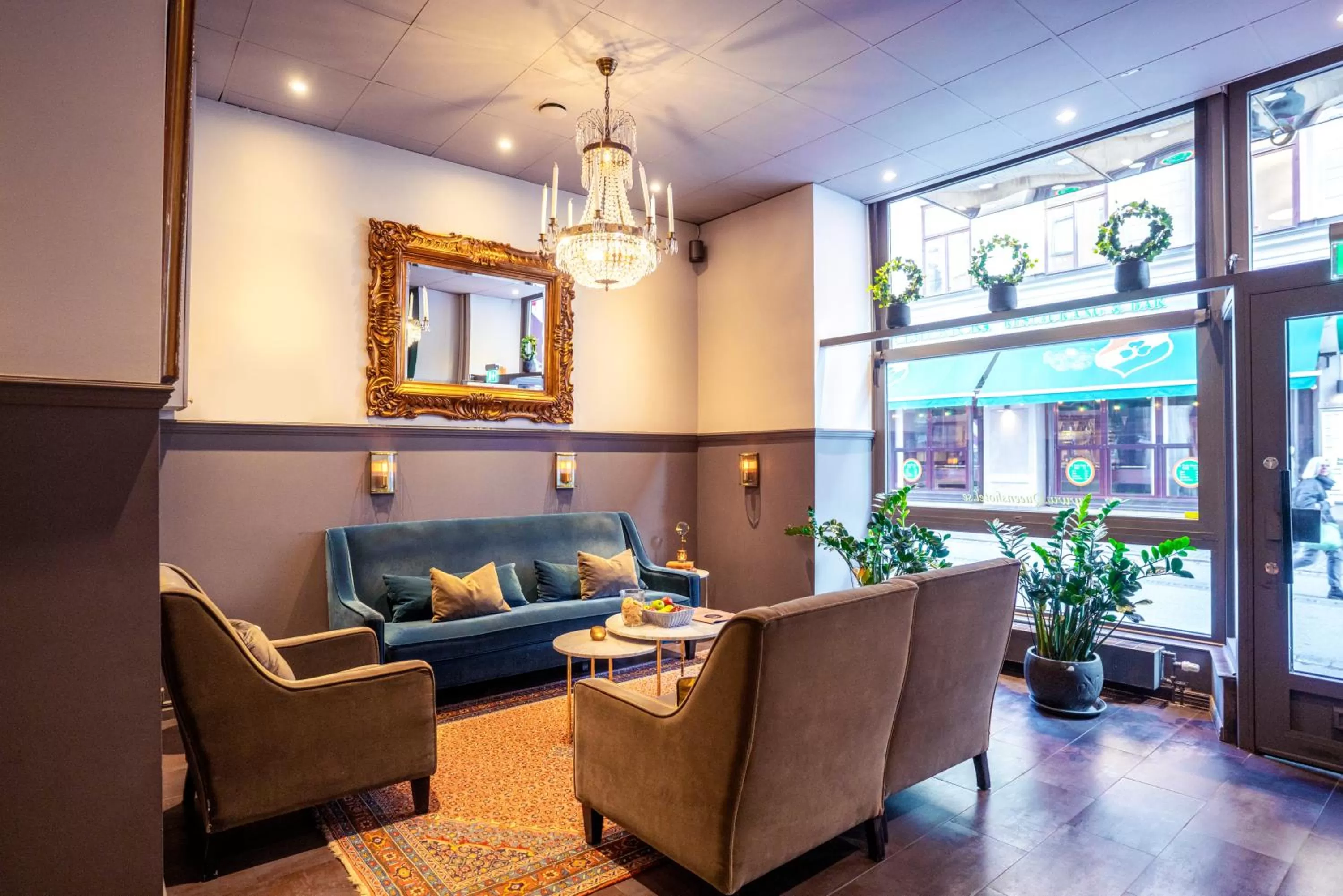 Lobby or reception in Queen's Hotel by First Hotels