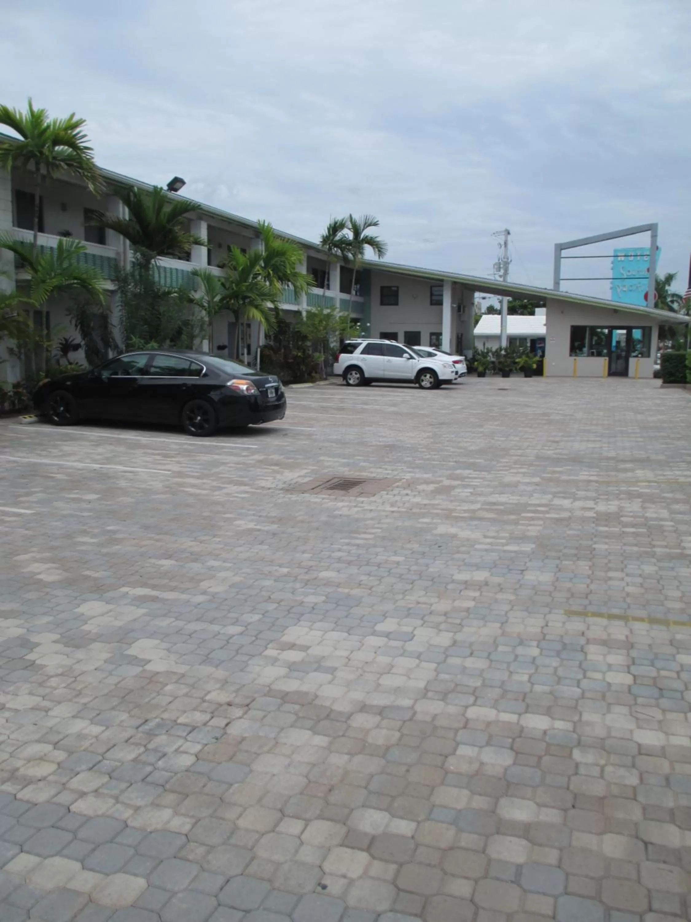 Facade/entrance in Shalimar Motel