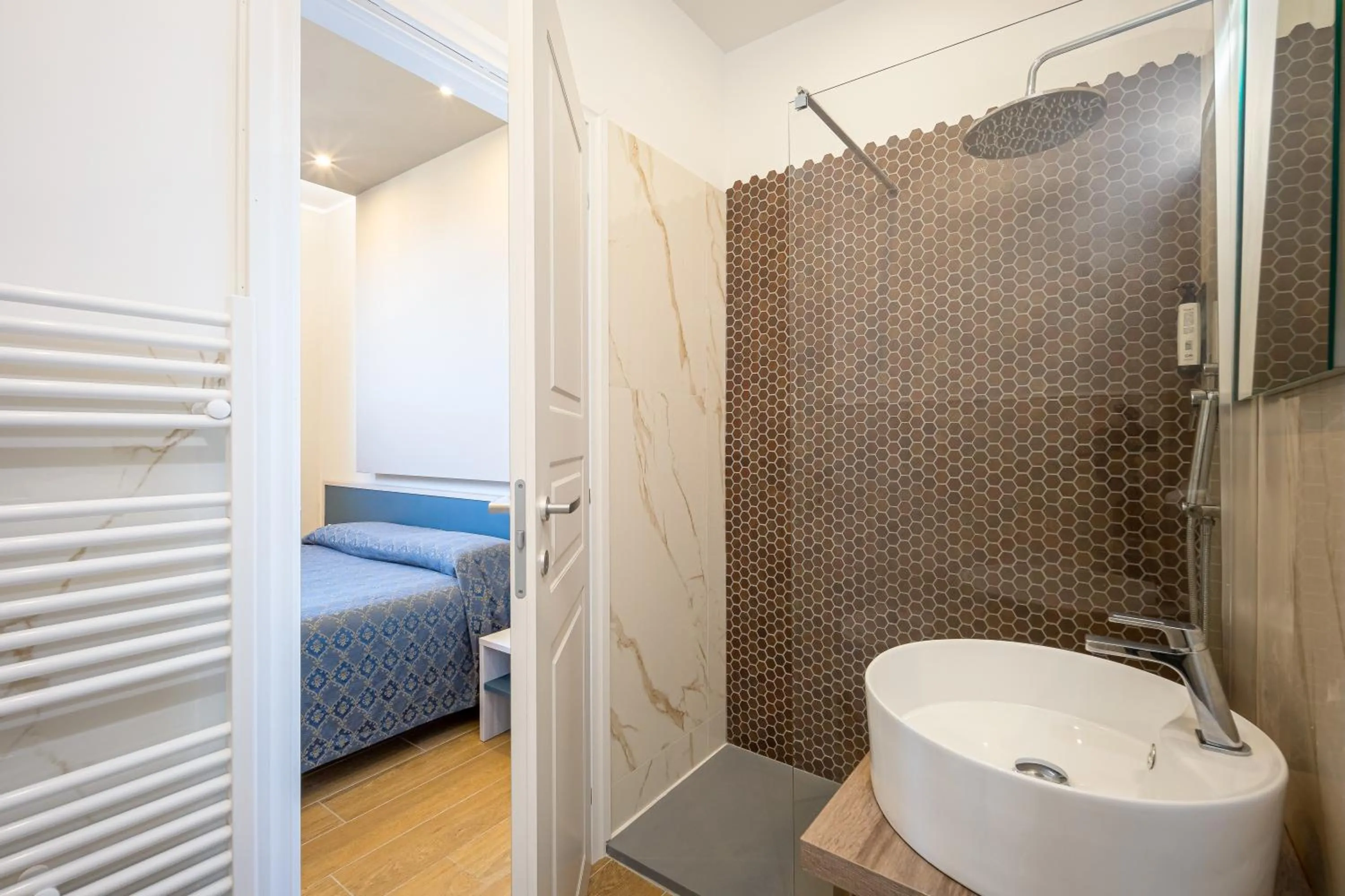 Bathroom, Bed in Hotel Bijou Roof Terrace