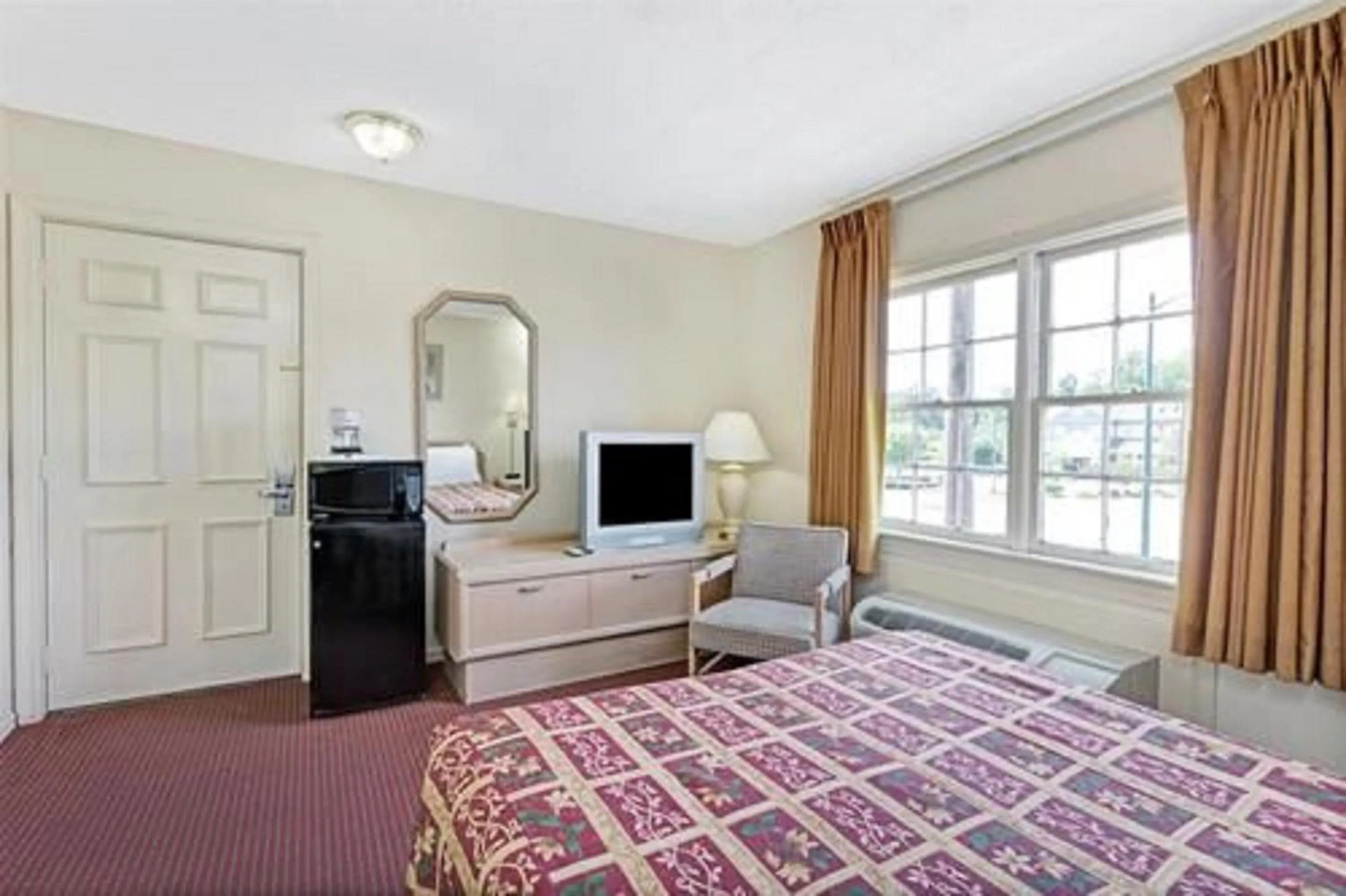 Bedroom, Bed in Captain John Smith Inn Williamsburg