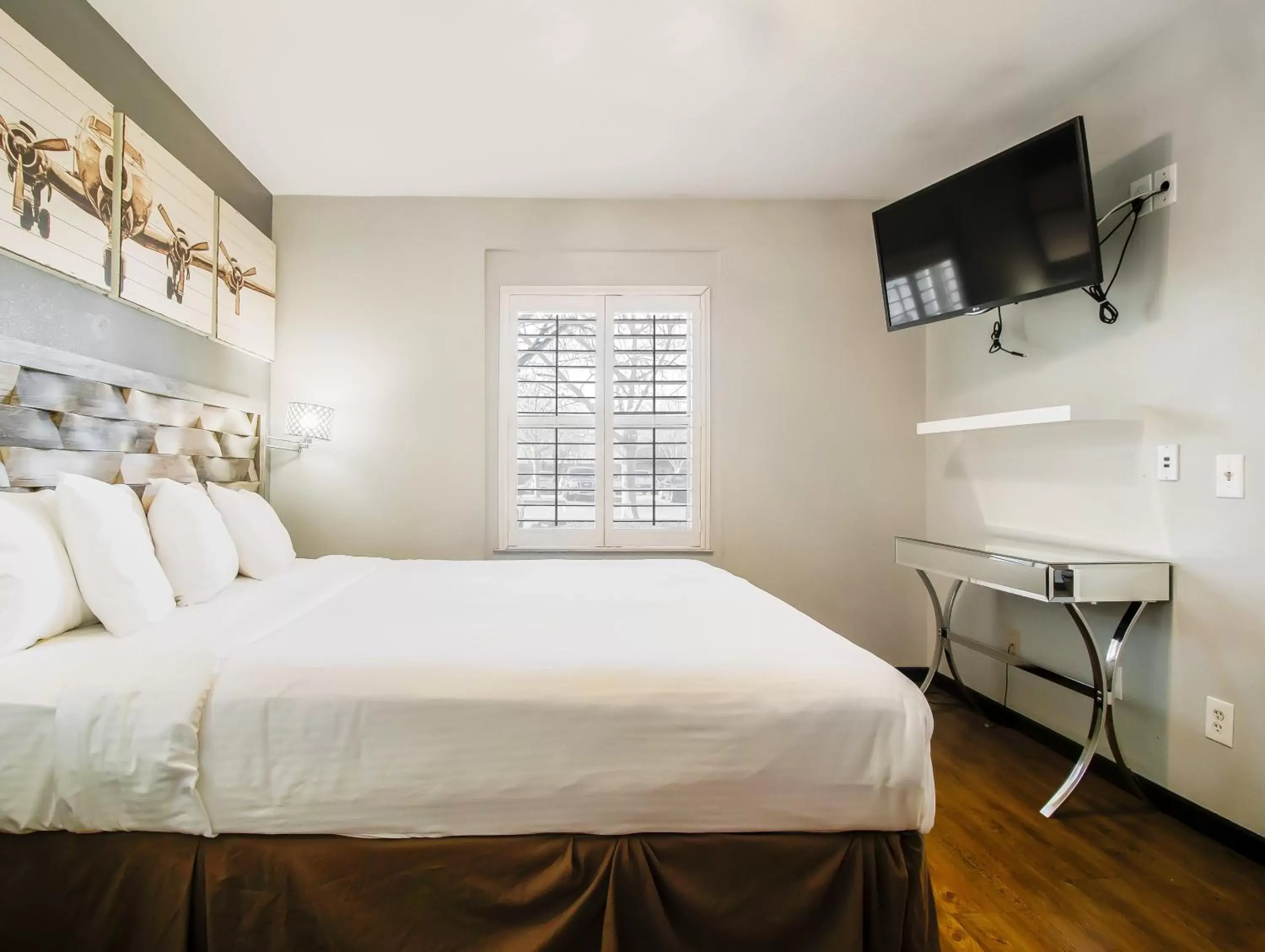 One-Bedroom King Suite - Non-Smoking in Lions Gate Hotel One-Bedroom King Suite - Non-Smoking in Lions Gate Hotel