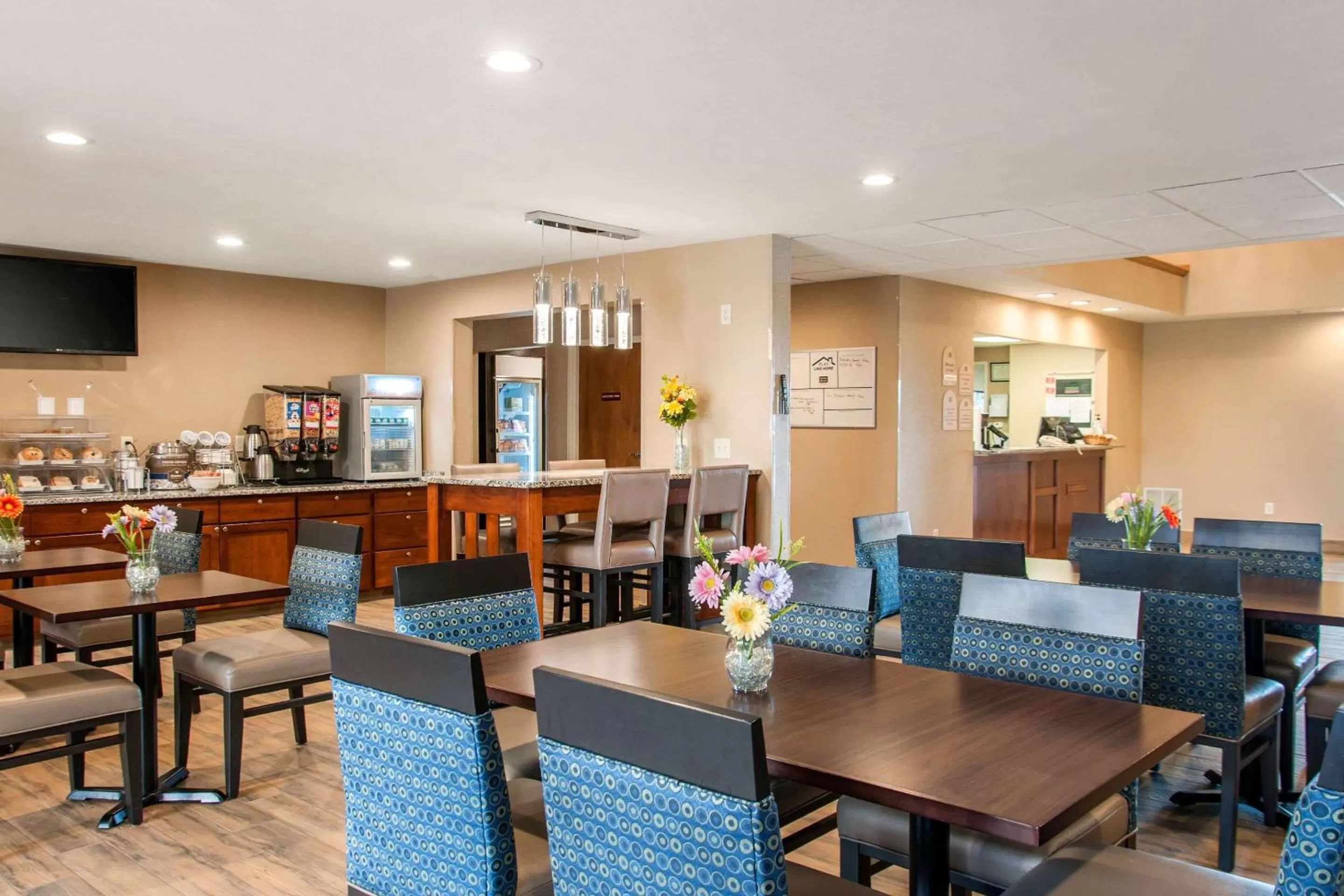 Restaurant/places to eat in MainStay Suites Dubuque at Hwy 20