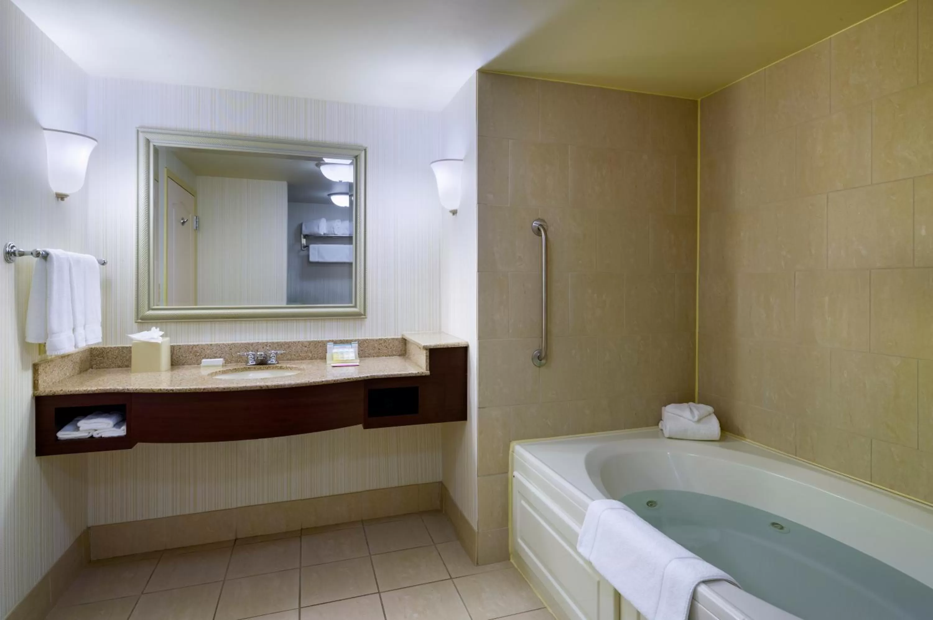Bathroom, Bed in Hilton Garden Inn Hartford South/Glastonbury