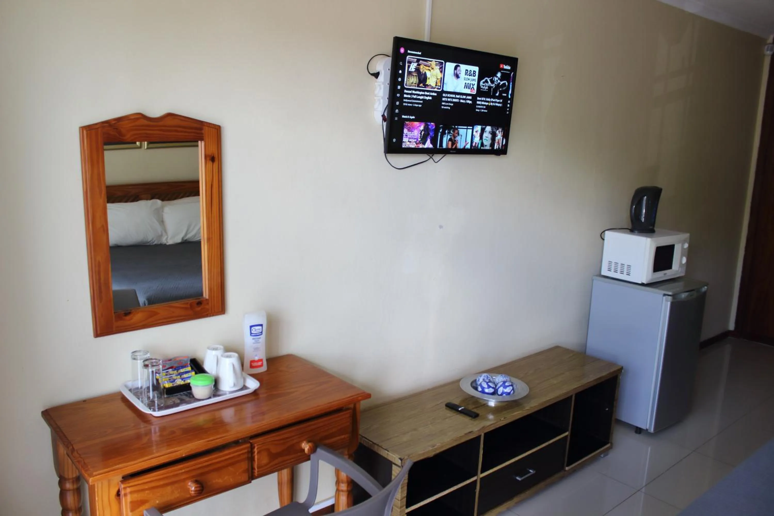 TV and multimedia in Purple Olive Guest House