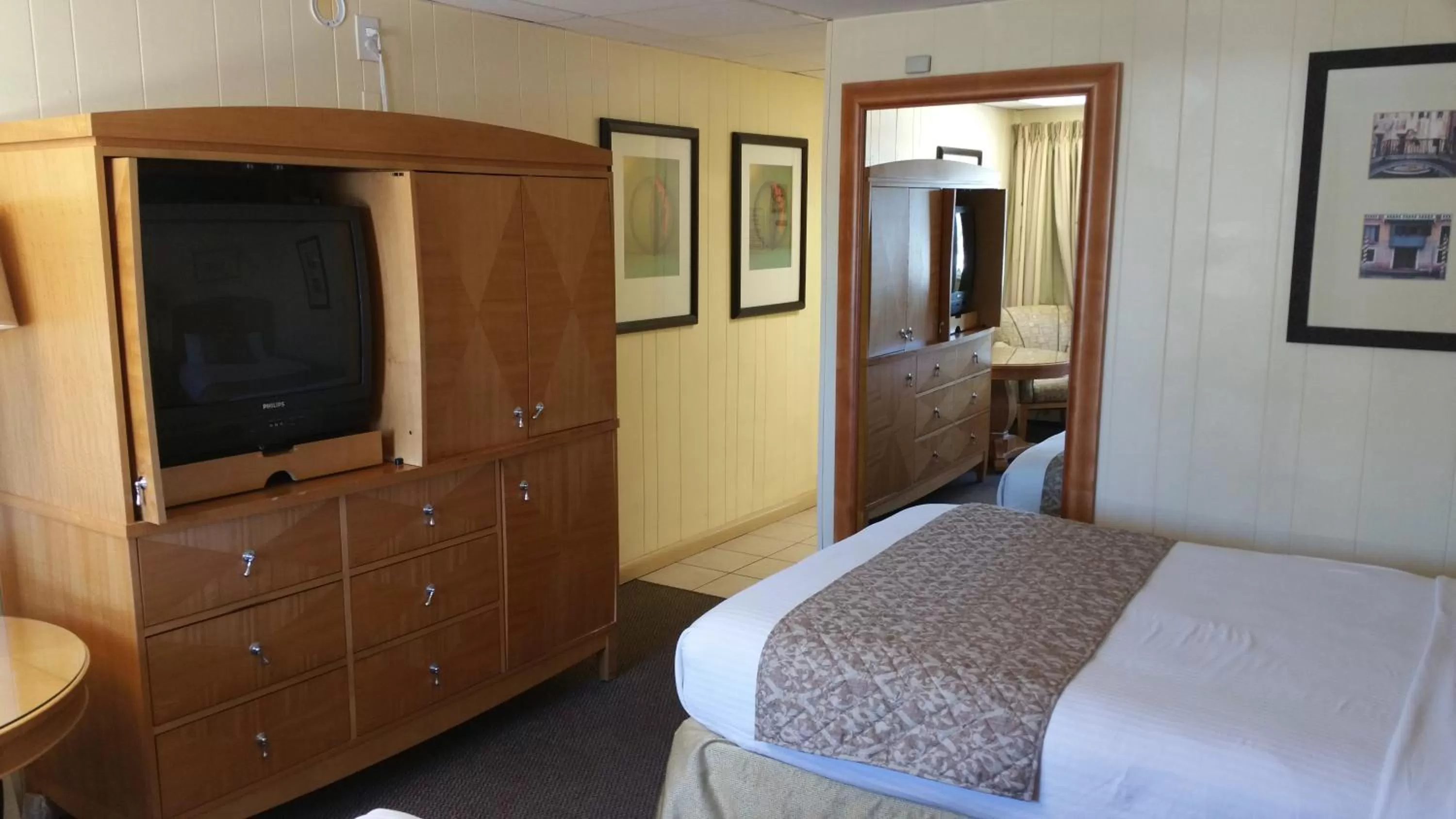 TV and multimedia in The Amethyst Beach Motel