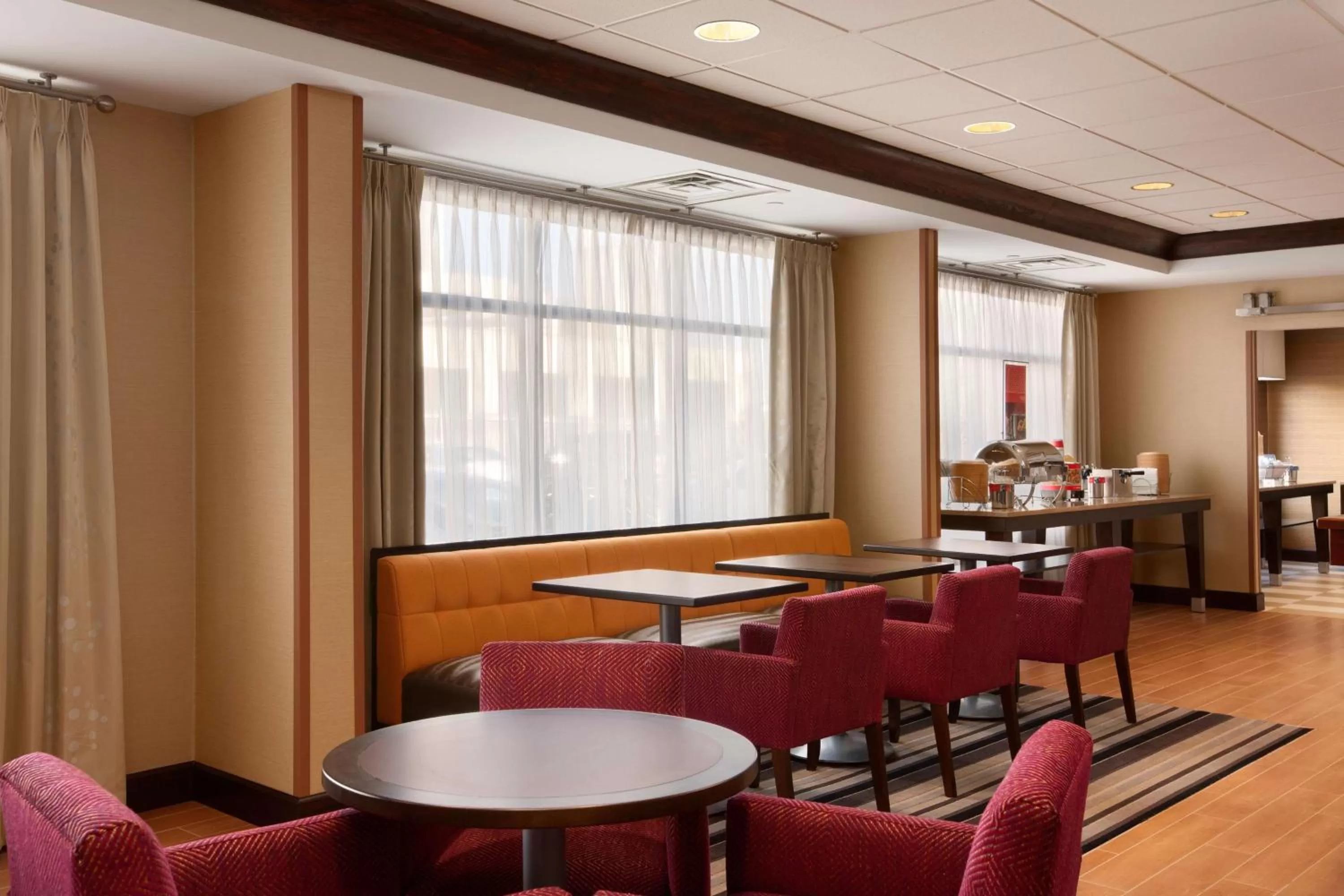 Dining area in Hampton Inn Boston/Braintree