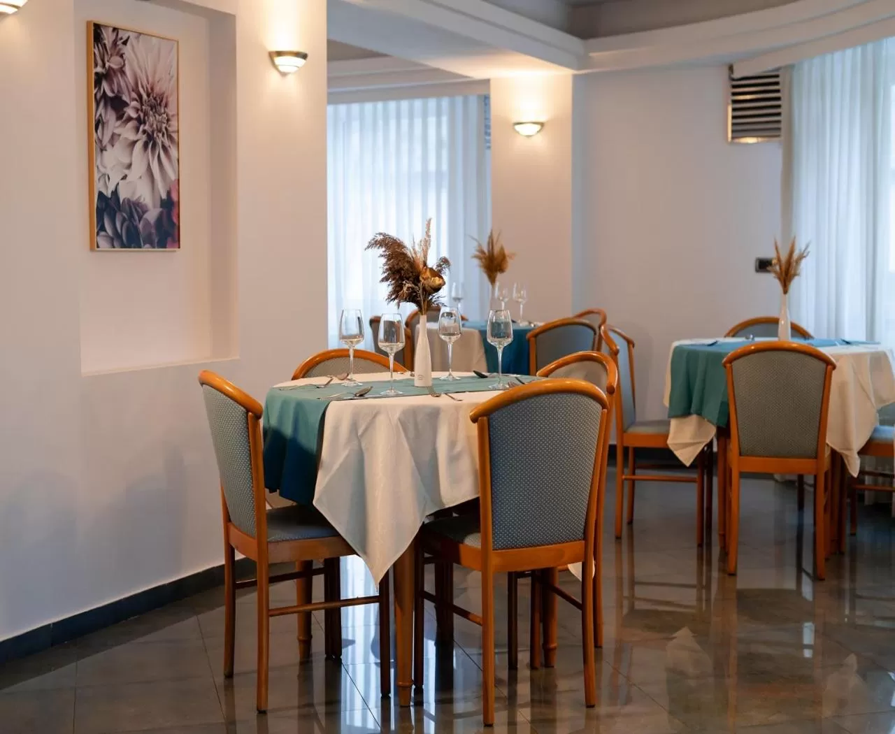 Restaurant/places to eat in Hotel Excelsior By TimHotels