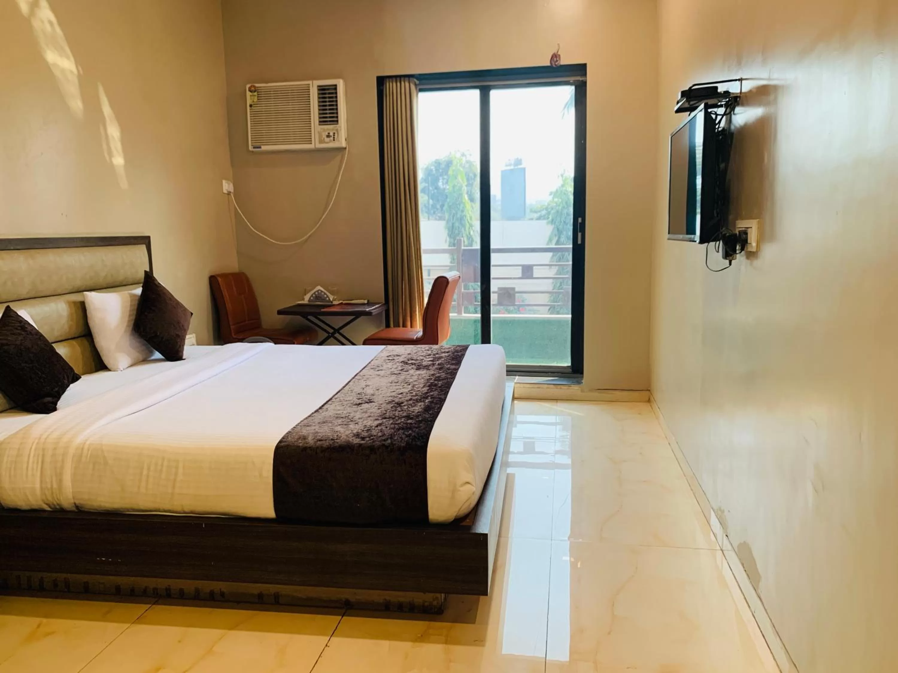 TV and multimedia, Bed in Hotel Merakee - Near Dahisar Mira Road Mumbai