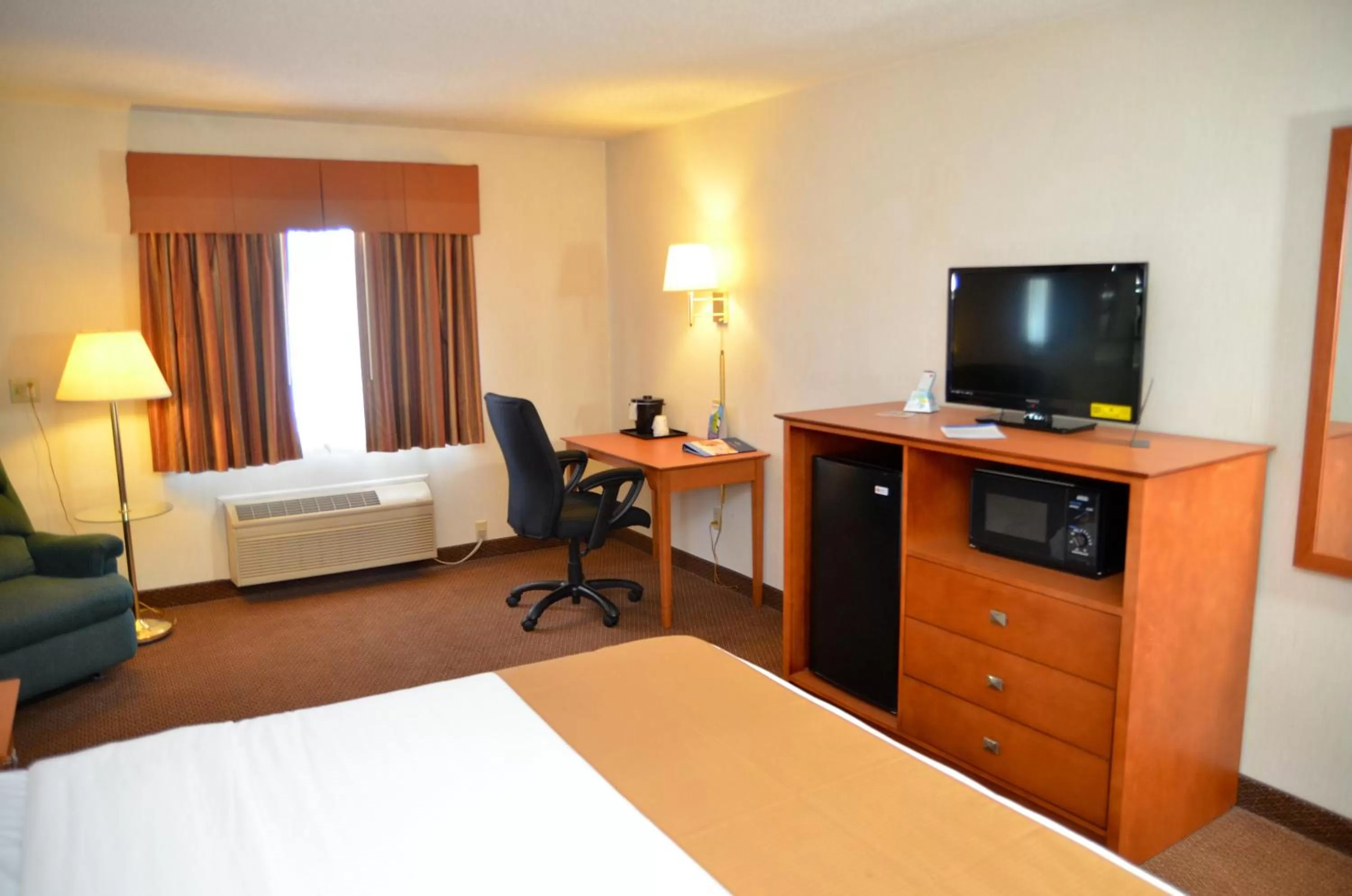 Bedroom, Bed in Baymont by Wyndham Port Huron