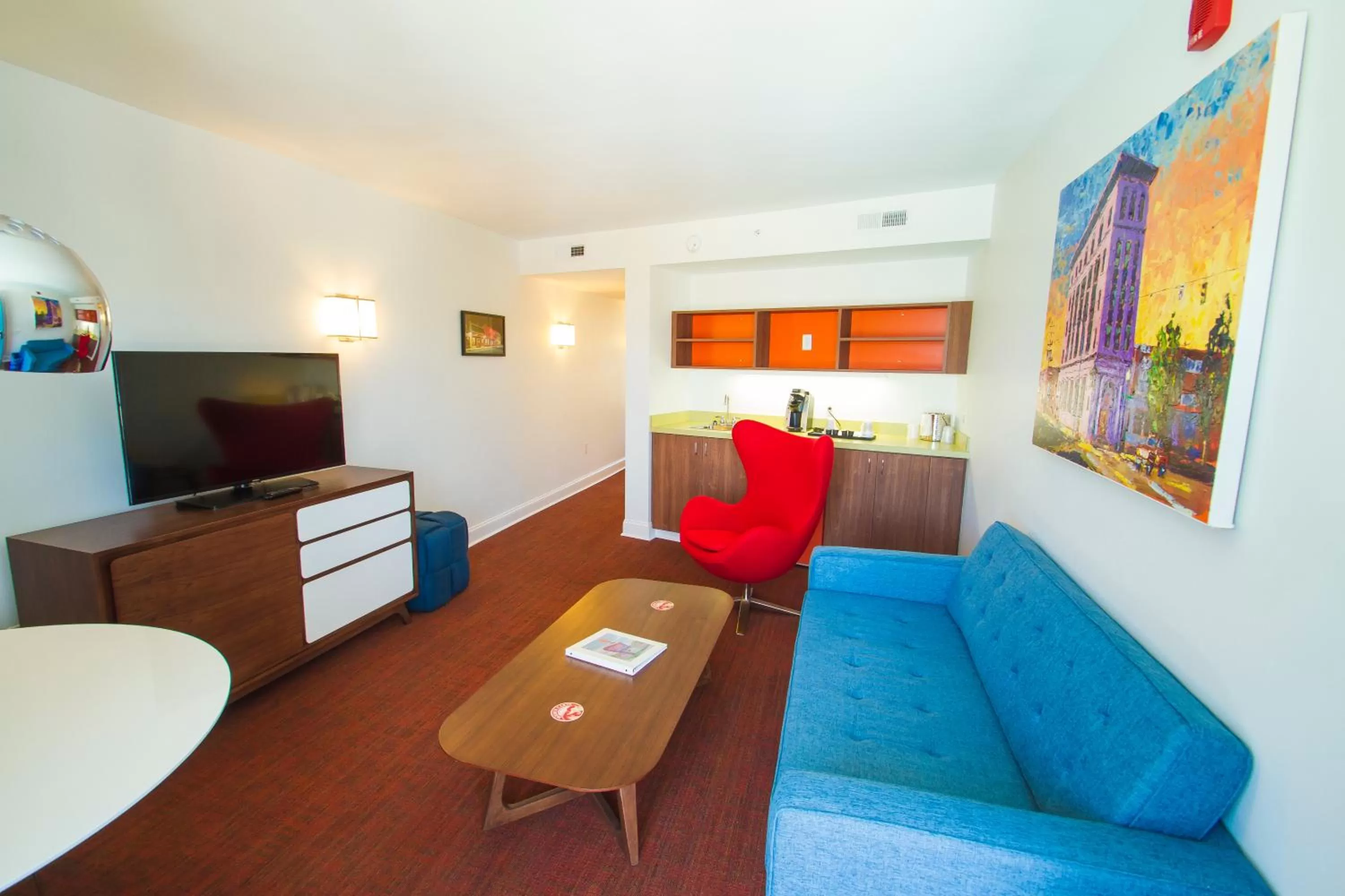 Communal lounge/ TV room in Mother Earth Motor Lodge