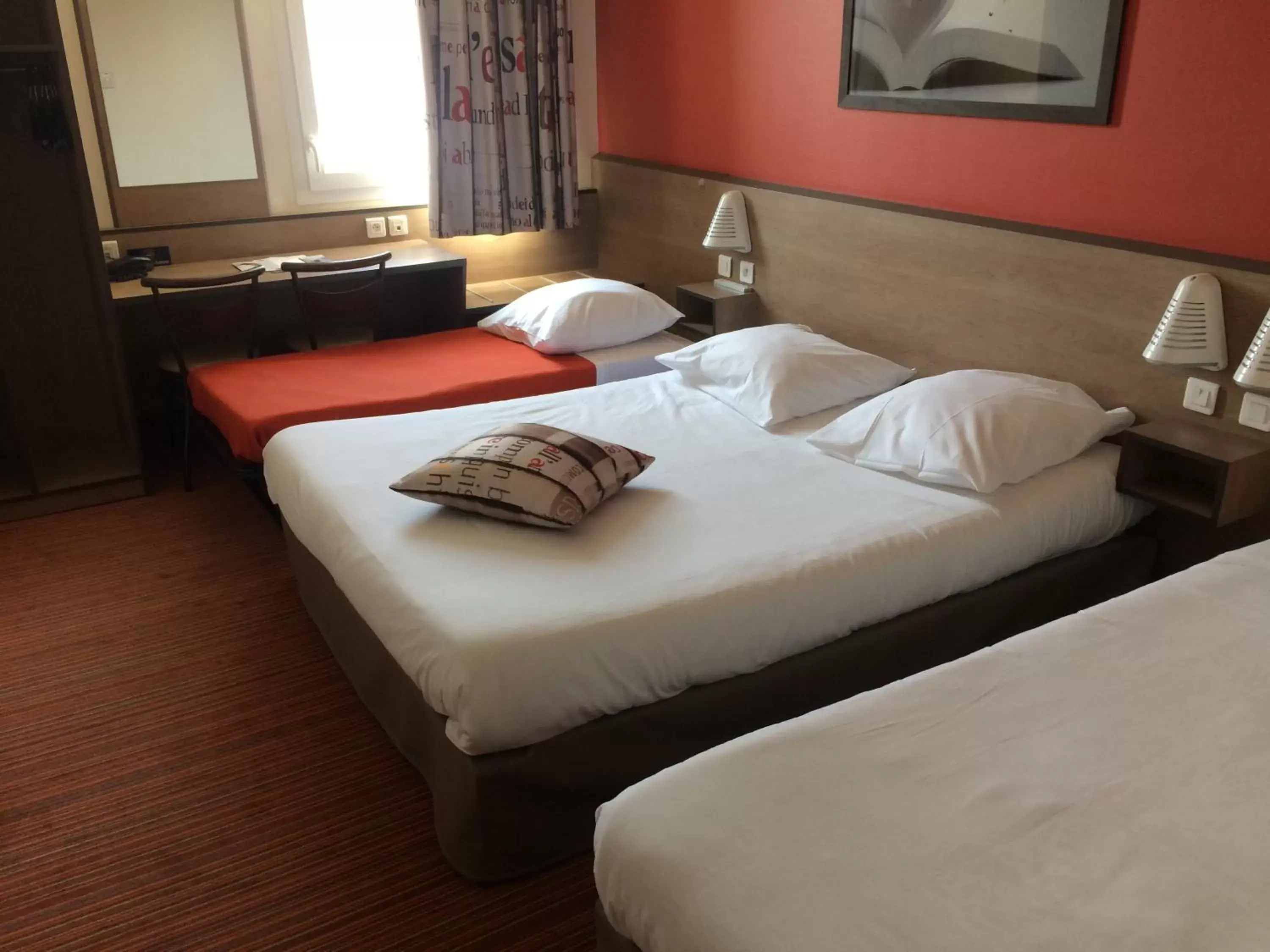 Quadruple Room (1 double bed, 1 single bed, 1 child bed (70/63 in)) in Ace Hotel Poitiers Quadruple Room (1 double bed, 1 single bed, 1 child bed (70/63 in)) in Ace Hotel Poitiers