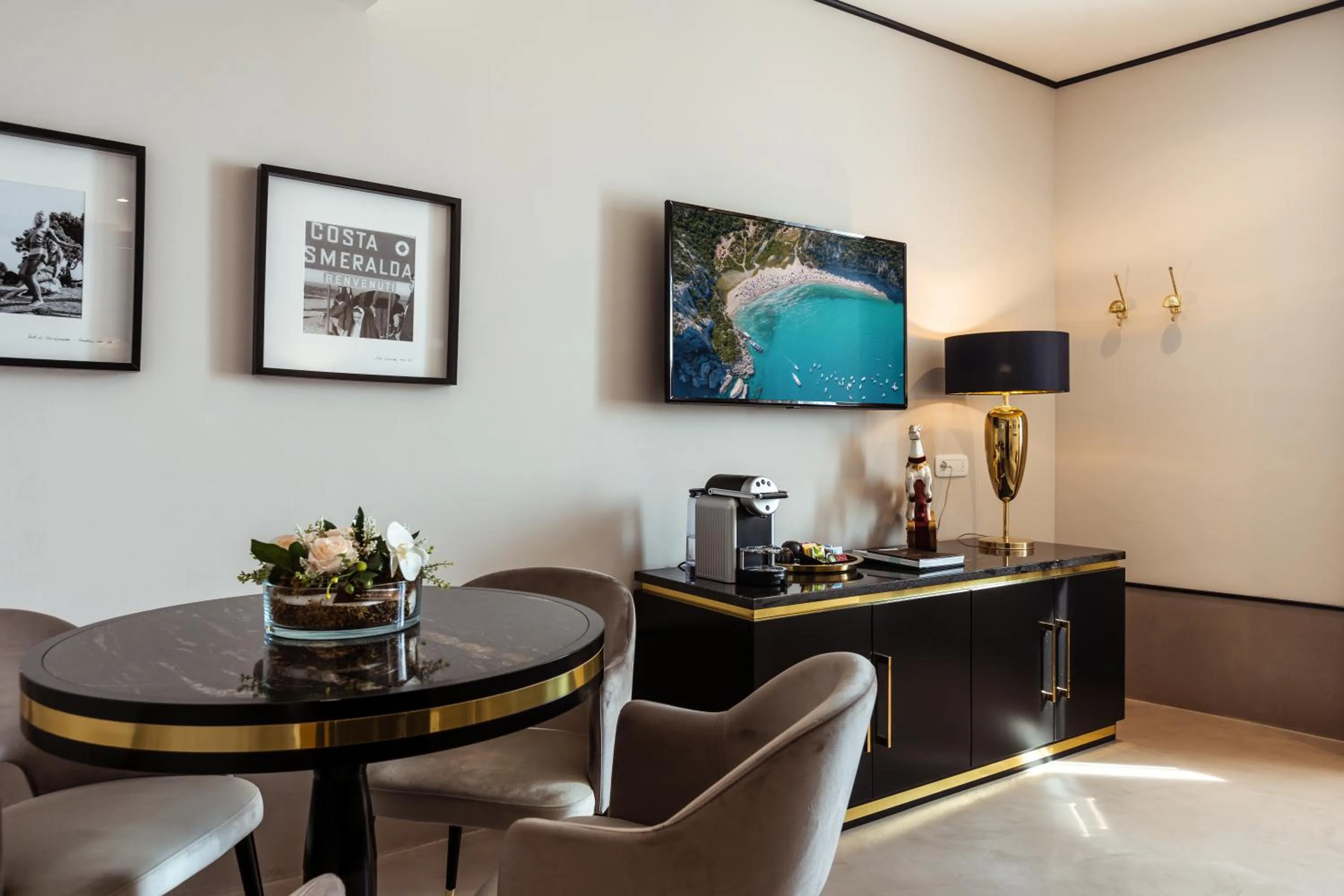 TV and multimedia in La Locanda Del Conte Mameli - Boutique Hotel & Suite SPA