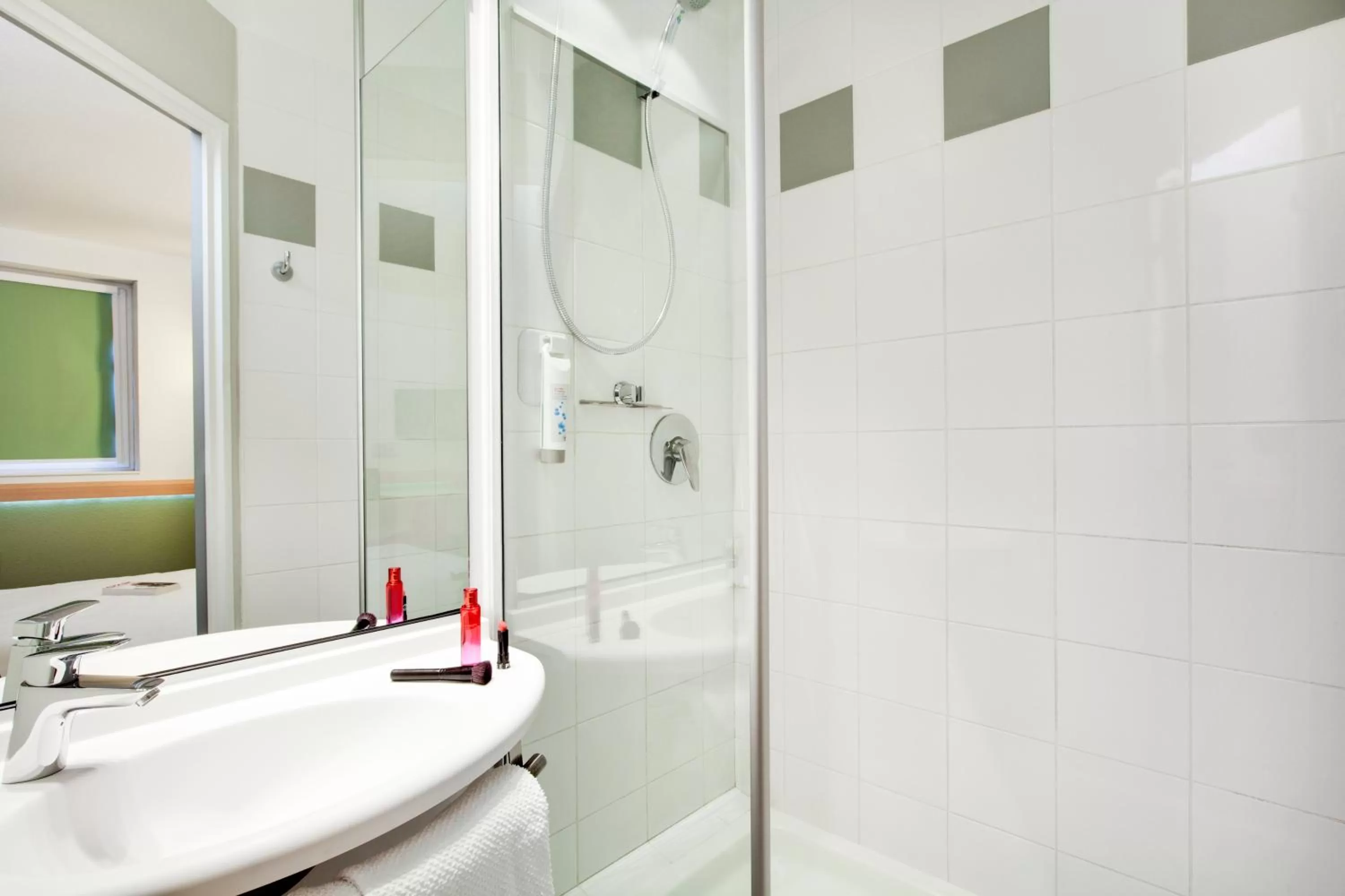 Shower in ibis Budget Clermont Ferrand Centre Montferrand