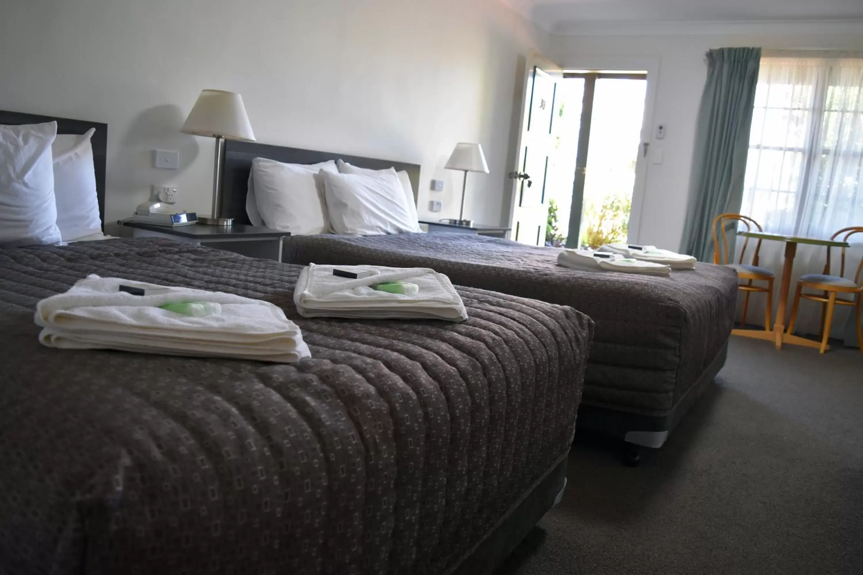 Deluxe Queen Room in Ten Dollar Town Motel Deluxe Queen Room in Ten Dollar Town Motel