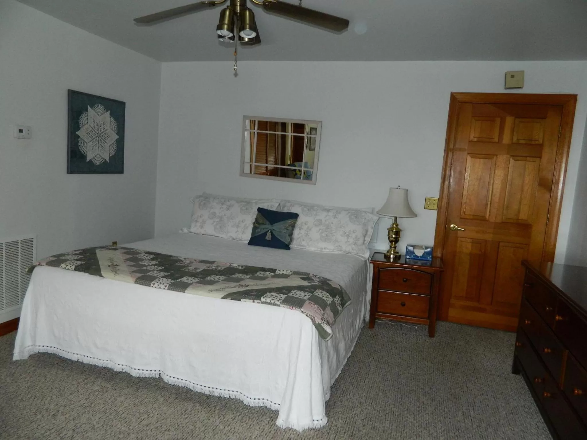 Bed in Bent Mountain Lodge Bed And Breakfast, Inc.