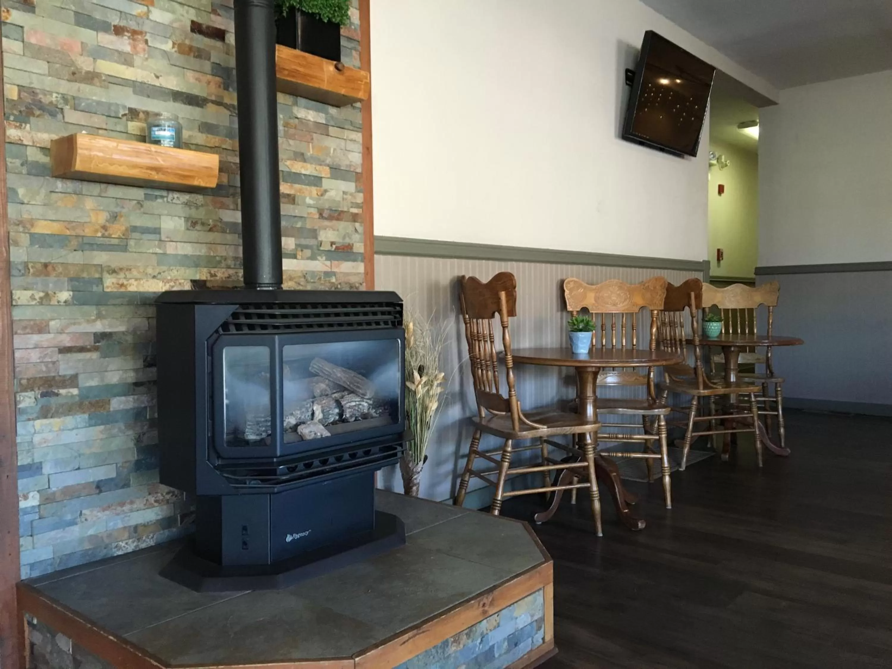 Seating area in Timber Lodge Inn