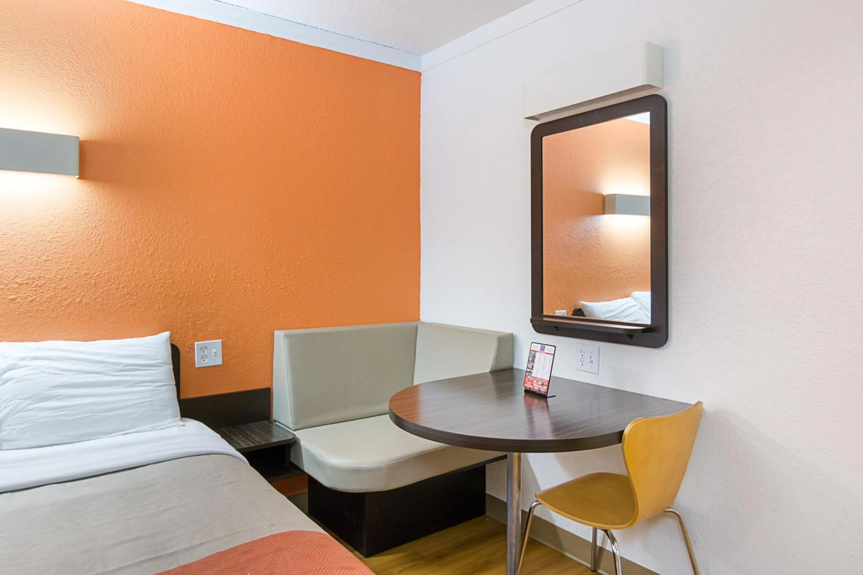 Bedroom, Bed in Motel 6-Tampa, FL - Fairgrounds