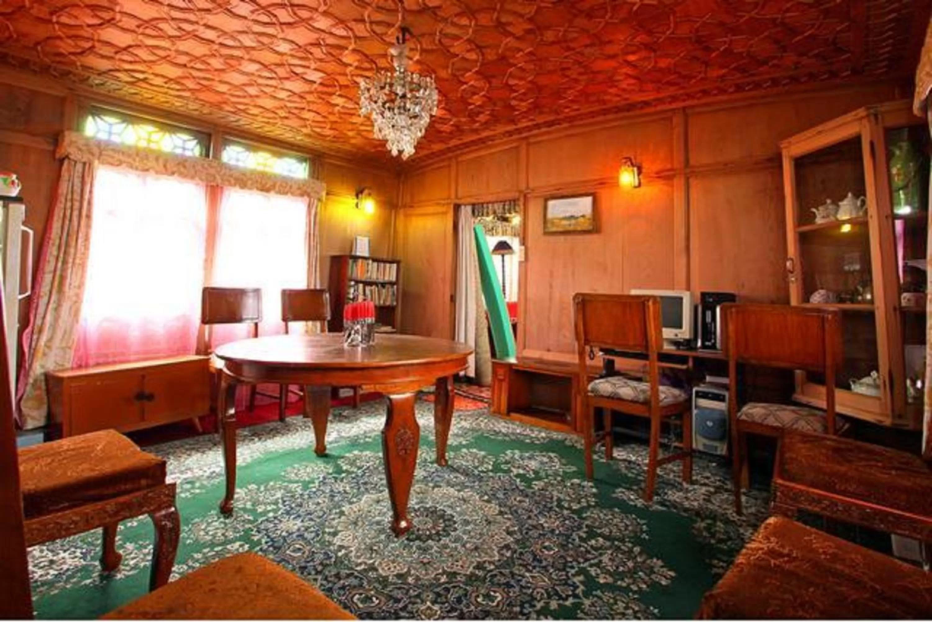 Dining area in Houseboat Zaindari Palace